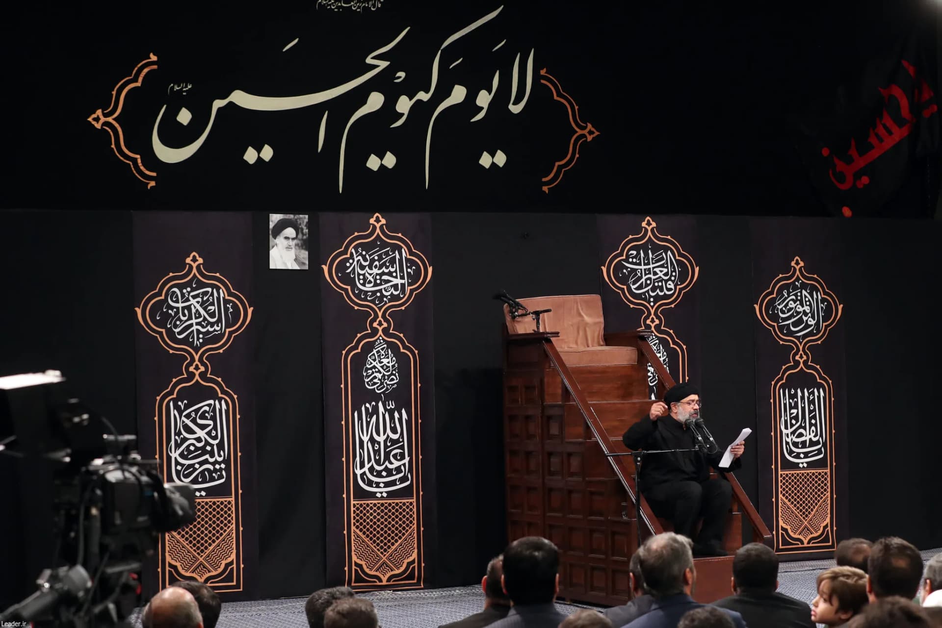 مراسم عزاداری شب تاسوعای حسینی با حضور رهبر انقلاب +تصاویر — تصویر 74