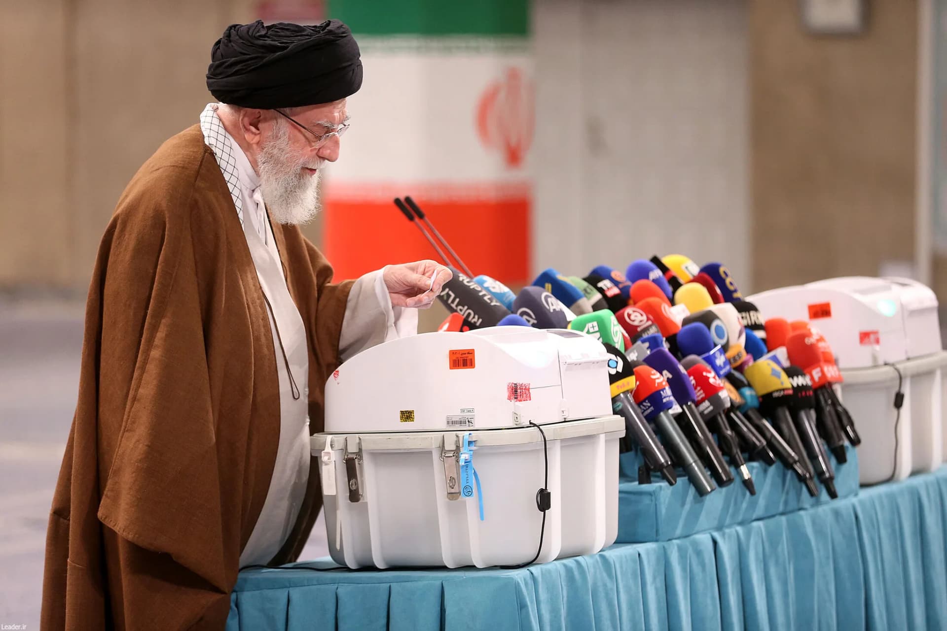 حضور رهبر انقلاب در مرحله دوم انتخابات مجلس شورای اسلامی +تصاویر — تصویر 11