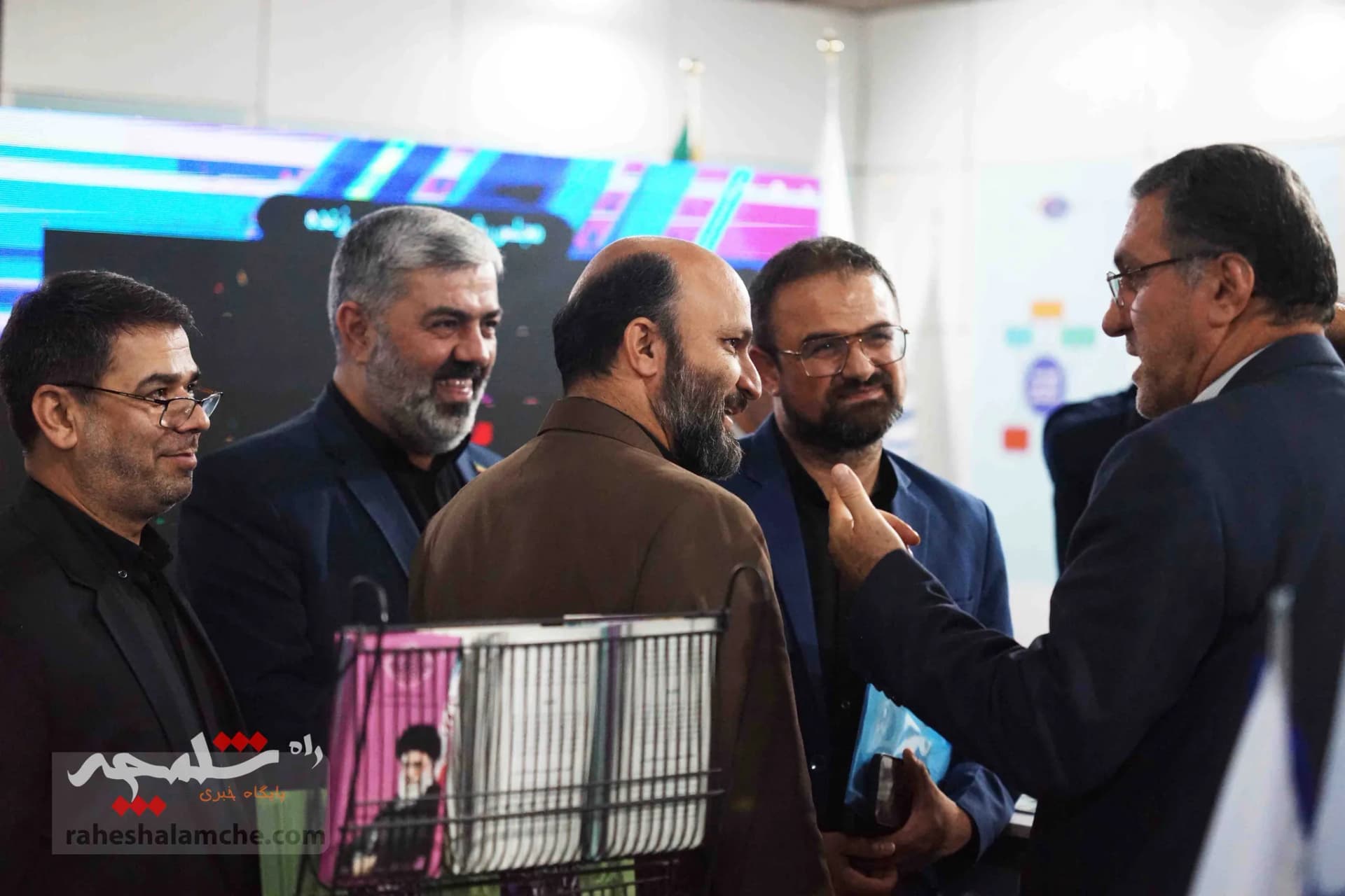 بازدید رئیس دفتر رئیس‌جمهور از غرفه معاونت ریاست جمهوری در امور مجلس +تصاویر — تصویر 19