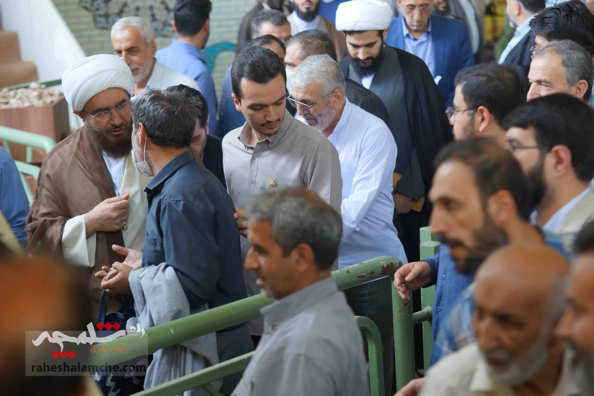 دیدار چهره به چهره امام جمعه موقت تهران با مردم +تصاویر — تصویر 8