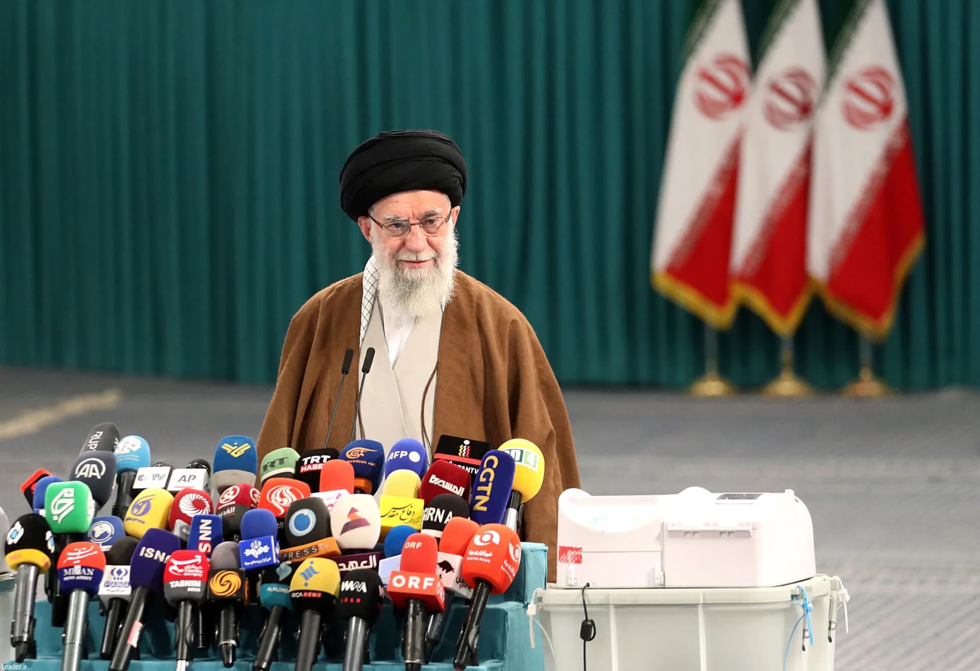 حضور رهبر انقلاب در مرحله دوم انتخابات مجلس شورای اسلامی +تصاویر — تصویر 15