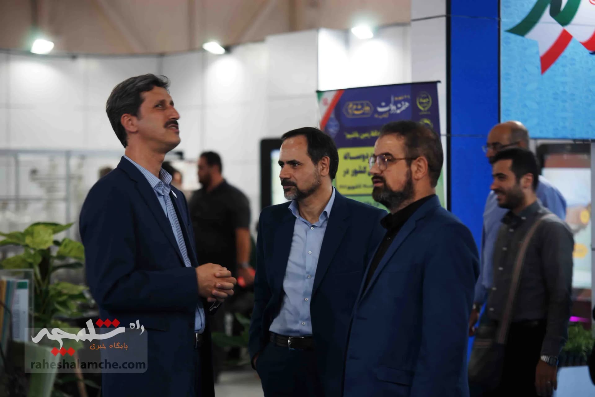 بازدید رئیس دفتر رئیس‌جمهور از غرفه معاونت ریاست جمهوری در امور مجلس +تصاویر — تصویر 7