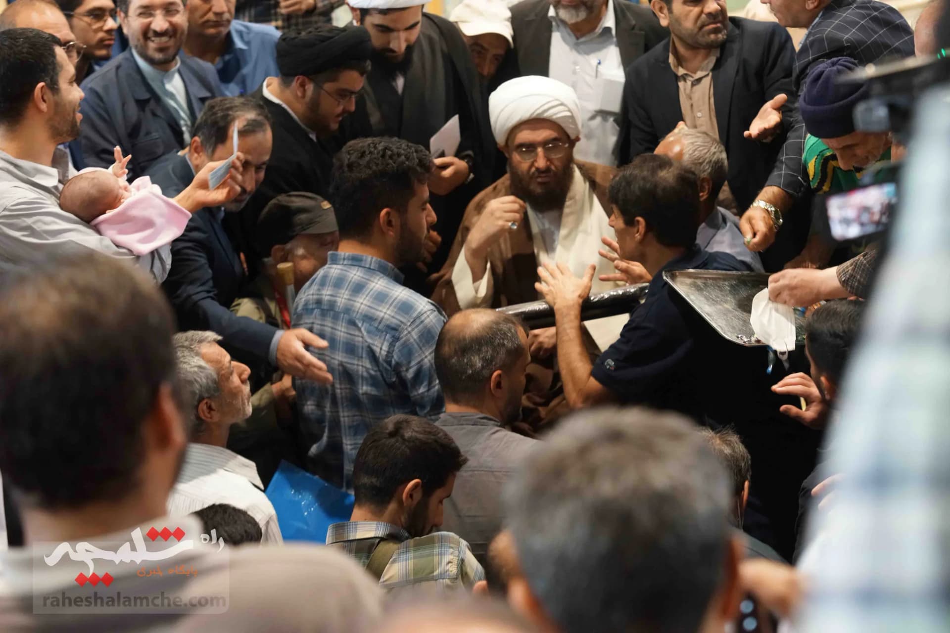 دیدار چهره به چهره امام جمعه موقت تهران با مردم +تصاویر — تصویر 14