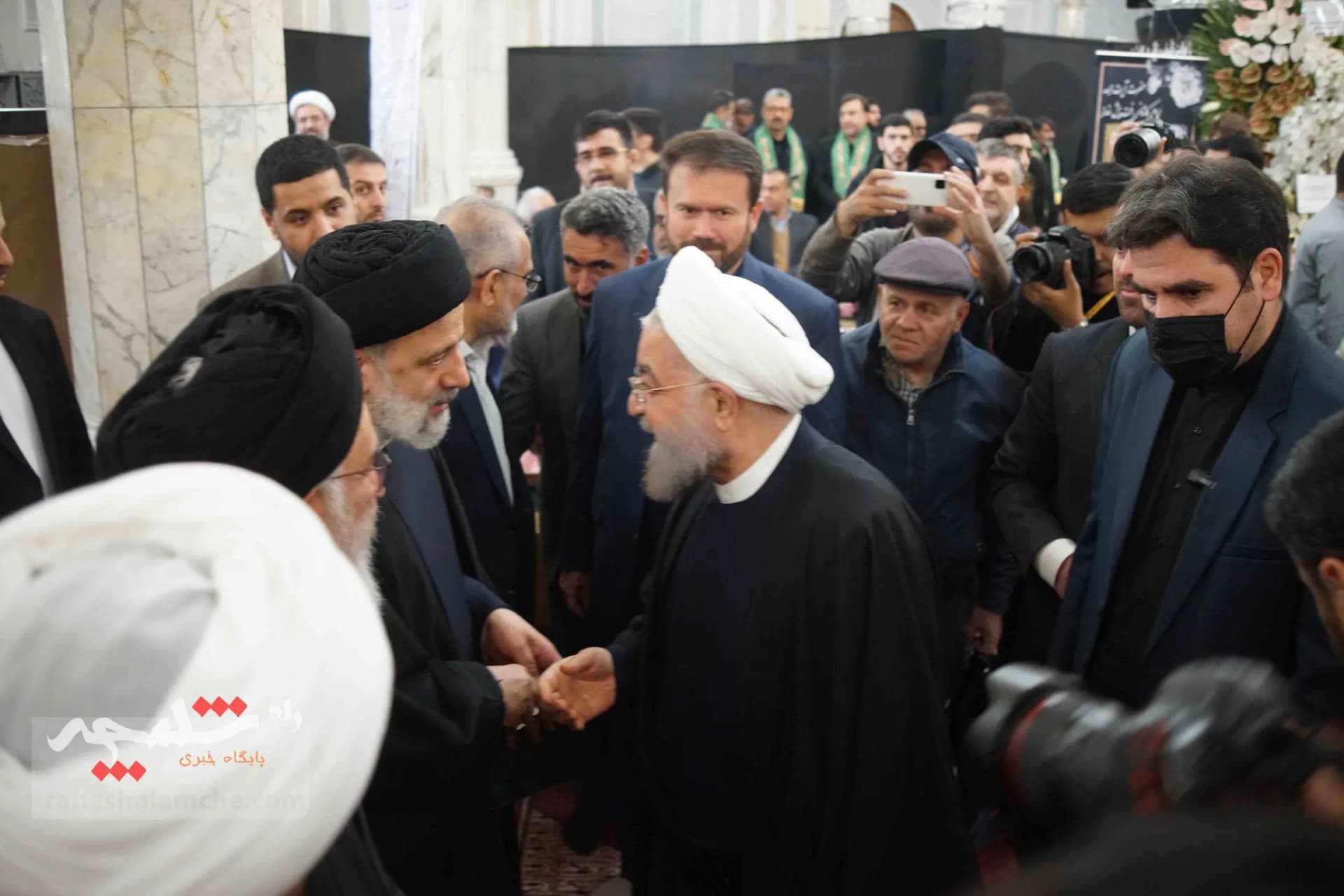 همه شخصیتهایی که در مراسم ترحیم آیتالله امام کاشانی حضور داشتند +تصاویر — تصویر 44