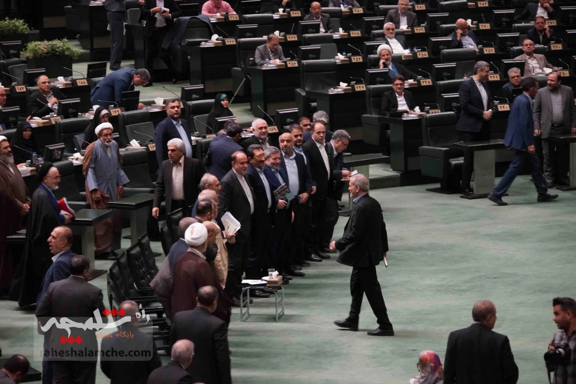 پزشکیان با حضور در خانه ملت، لایحه بودجه 1404 را تقدیم مجلس کرد +تصاویر — تصویر 36