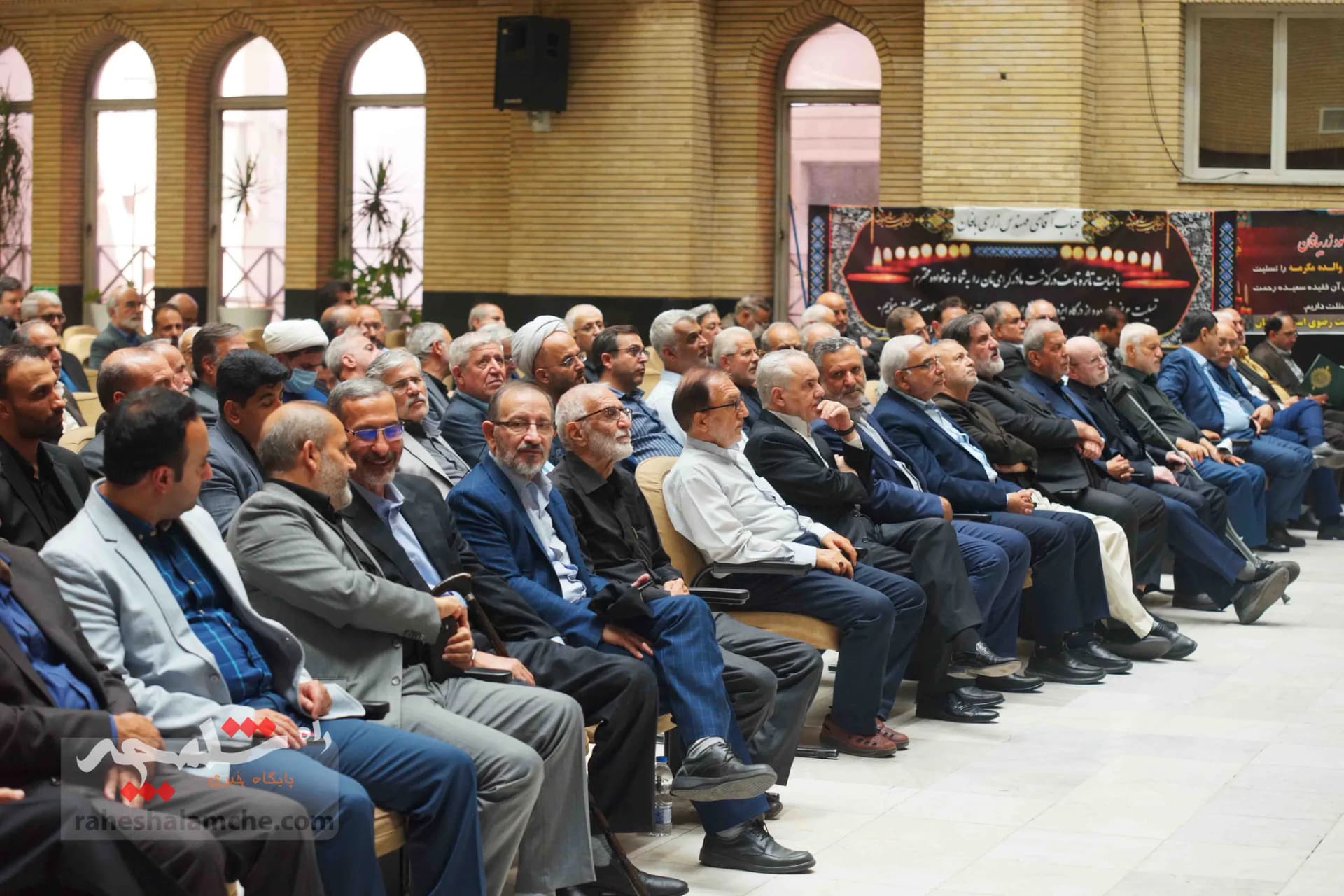 همه شخصیتهایی که در مراسم ختم مادر زریبافان شرکت کرده بودند +تصاویر — تصویر 58