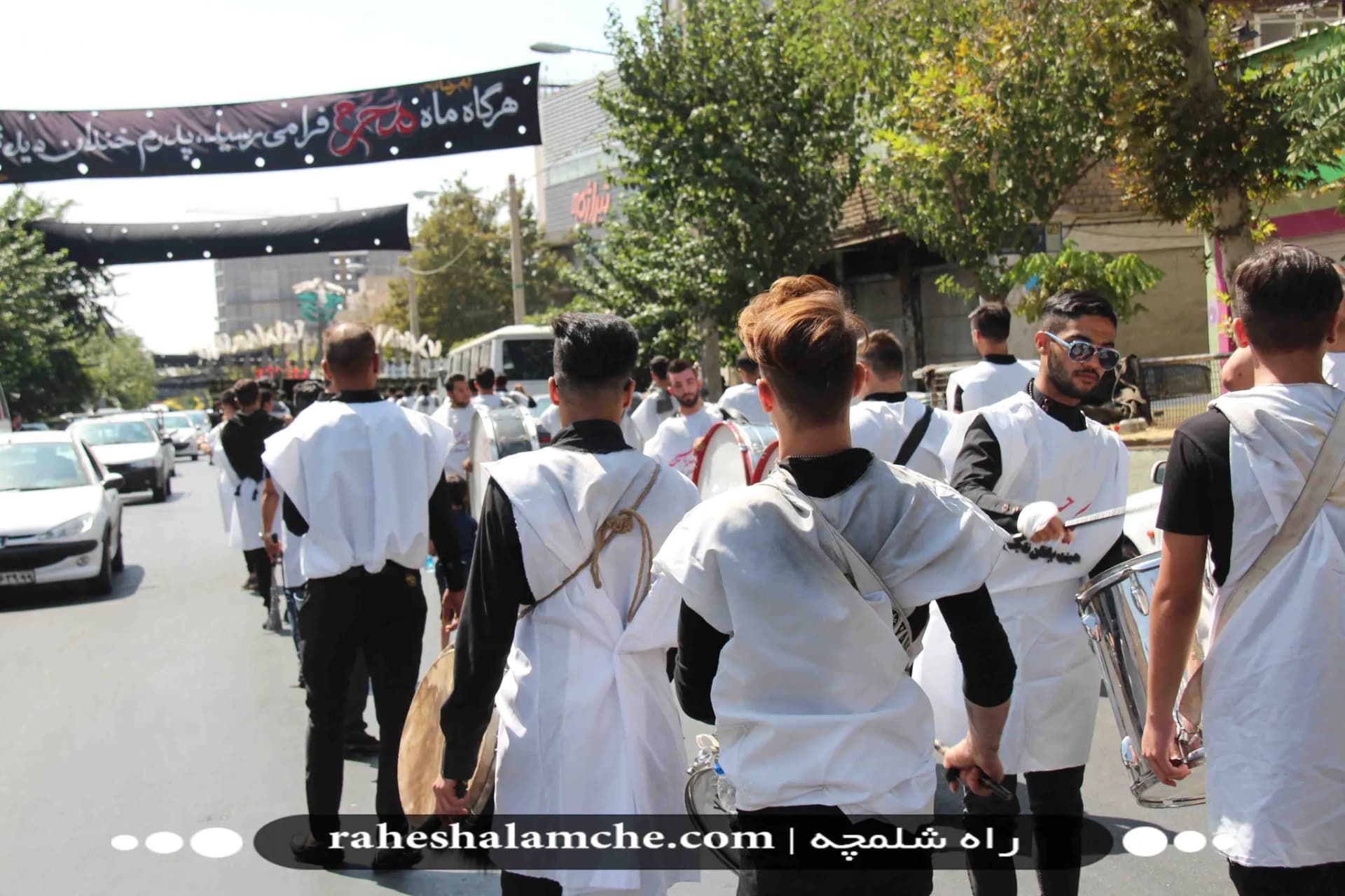 عزاداری و سوگواری همراه با برگزاری نماز ظهر عاشورا در سراسر ایران اسلامی +تصاویر — تصویر 38