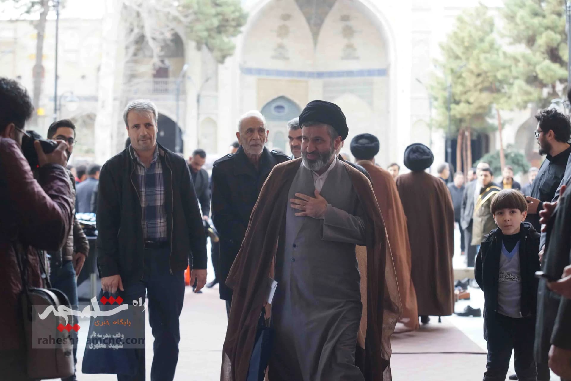 همه شخصیتهایی که در مراسم ترحیم آیتالله امام کاشانی حضور داشتند +تصاویر — تصویر 23