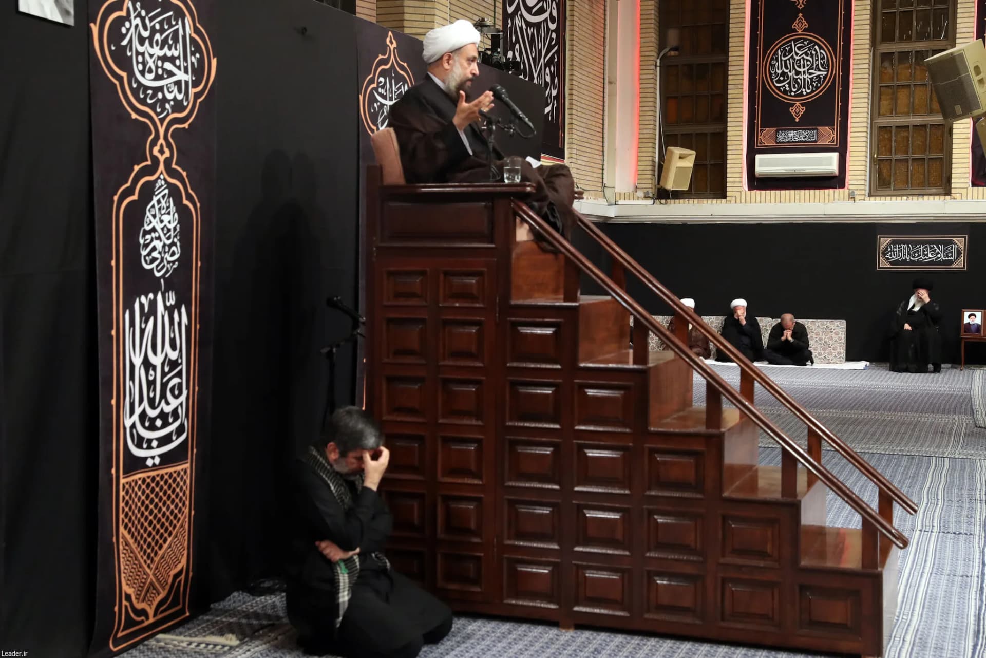 مراسم شام غریبان سیدالشهد(ع) با حضور رهبر انقلاب +تصاویر — تصویر 21