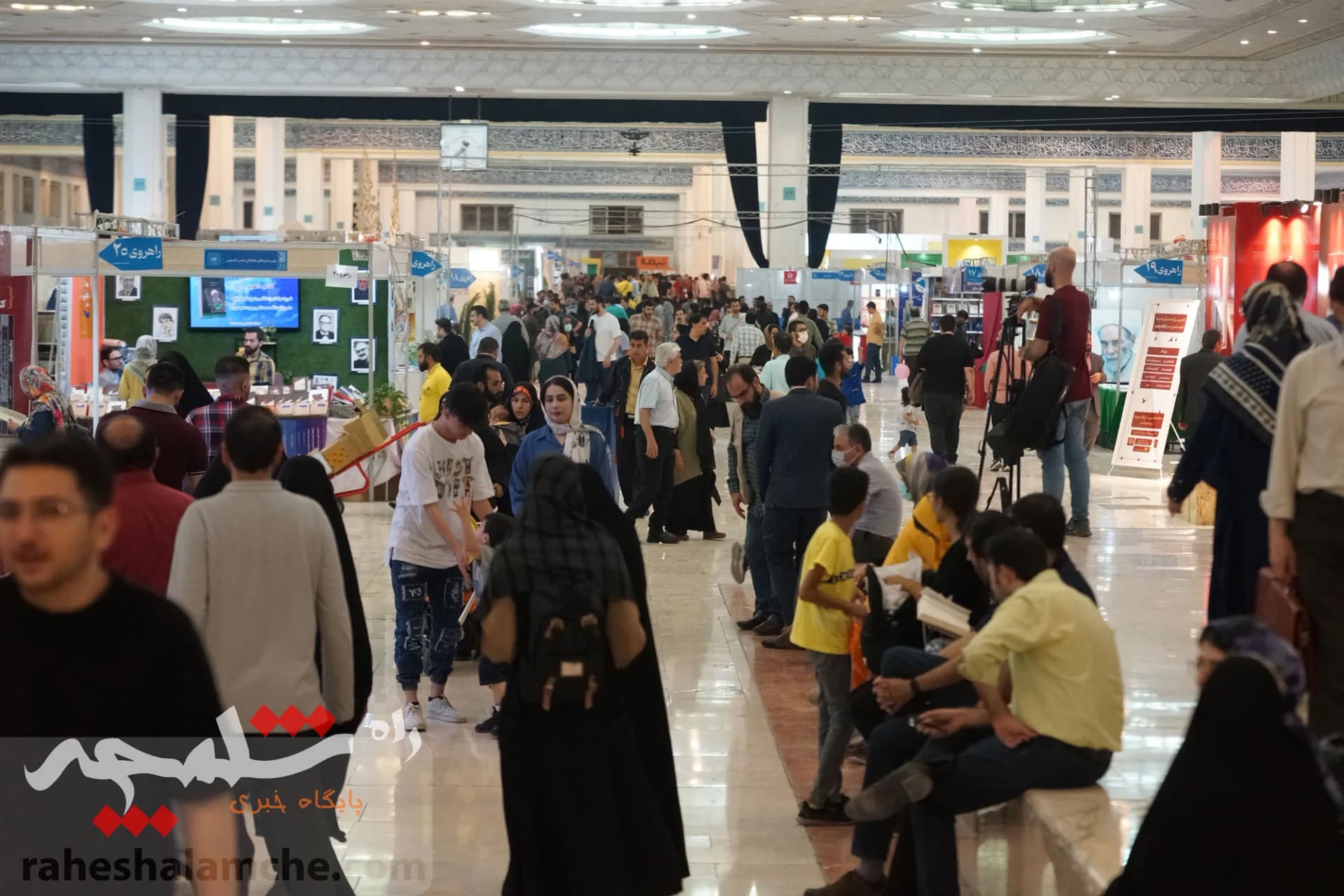 دومین روز نمایشگاه بین‌المللی کتاب برگزار شد +تصاویر — تصویر 36