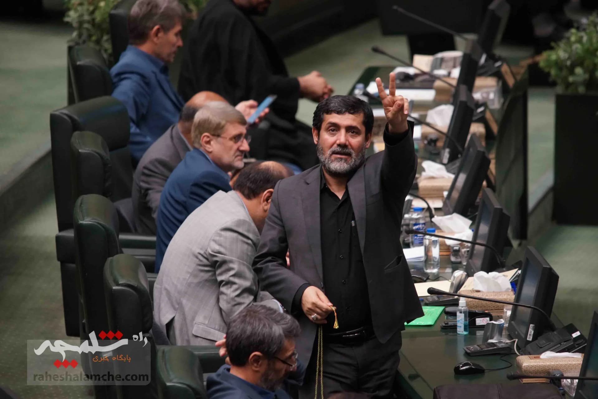 خبرنگاران در مجلس شورای اسلامی(یکشنبه 15 مرداد) +تصاویر — تصویر 1