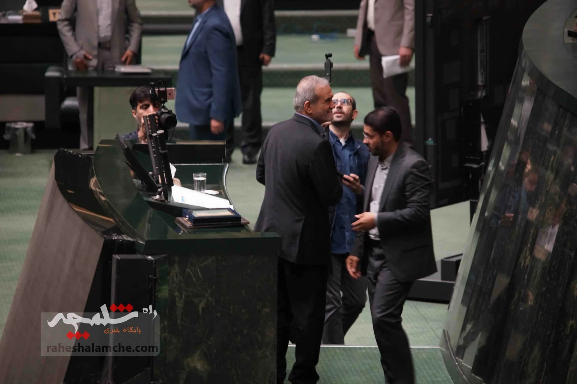 پزشکیان با حضور در خانه ملت، لایحه بودجه 1404 را تقدیم مجلس کرد +تصاویر — تصویر 10