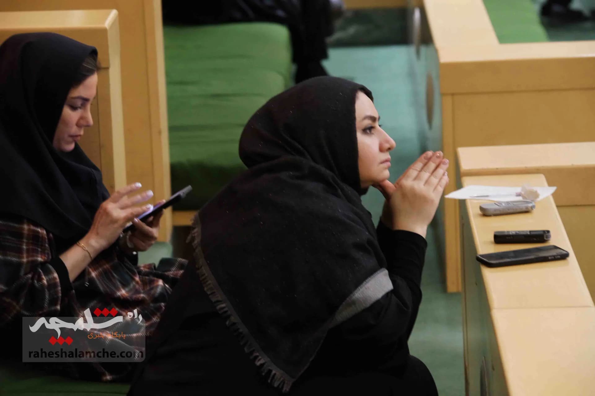 حاشیه‌های آخرین جلسه علنی مجلس در سال 402 +تصاویر — تصویر 28