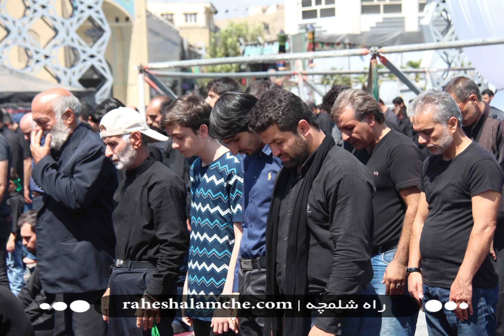 عزاداری و سوگواری همراه با برگزاری نماز ظهر عاشورا در سراسر ایران اسلامی +تصاویر — تصویر 33