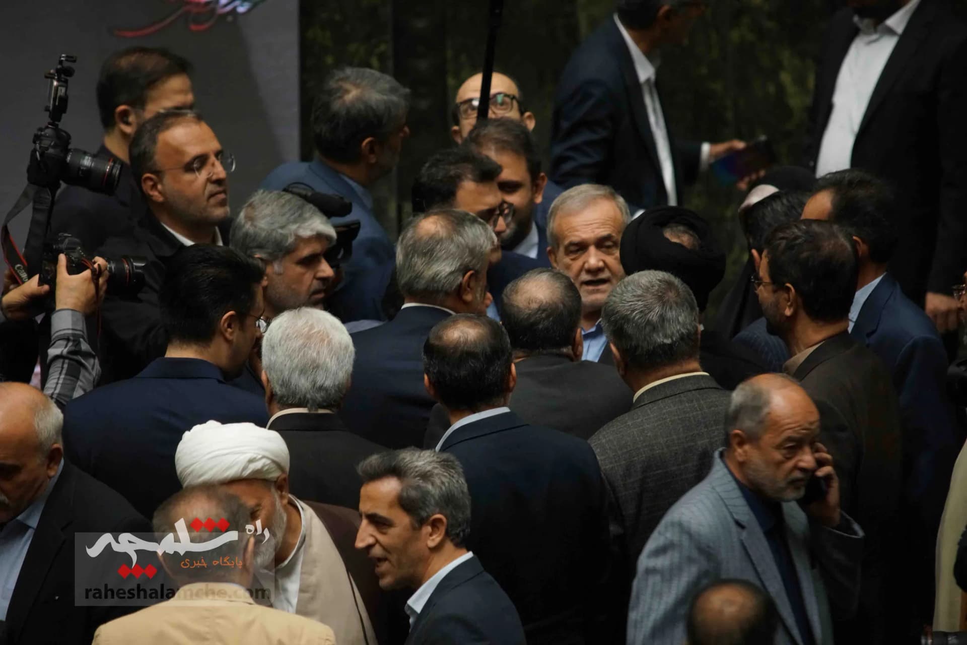 پزشکیان با حضور در خانه ملت، لایحه بودجه 1404 را تقدیم مجلس کرد +تصاویر — تصویر 2