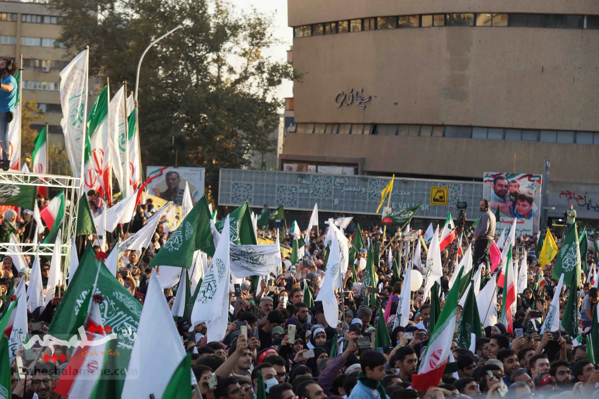 جشن باشکوه مردم تهران +تصاویر — تصویر 24
