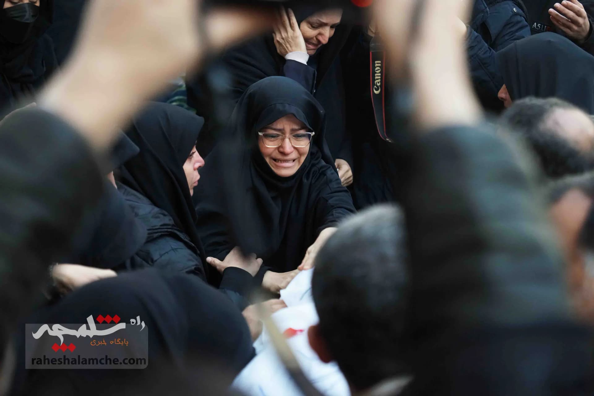 گزارش تصویری تشییع و خاکسپاری شهید گمنام در وزارت فرهنگ و ارشاد اسلامی — تصویر 49