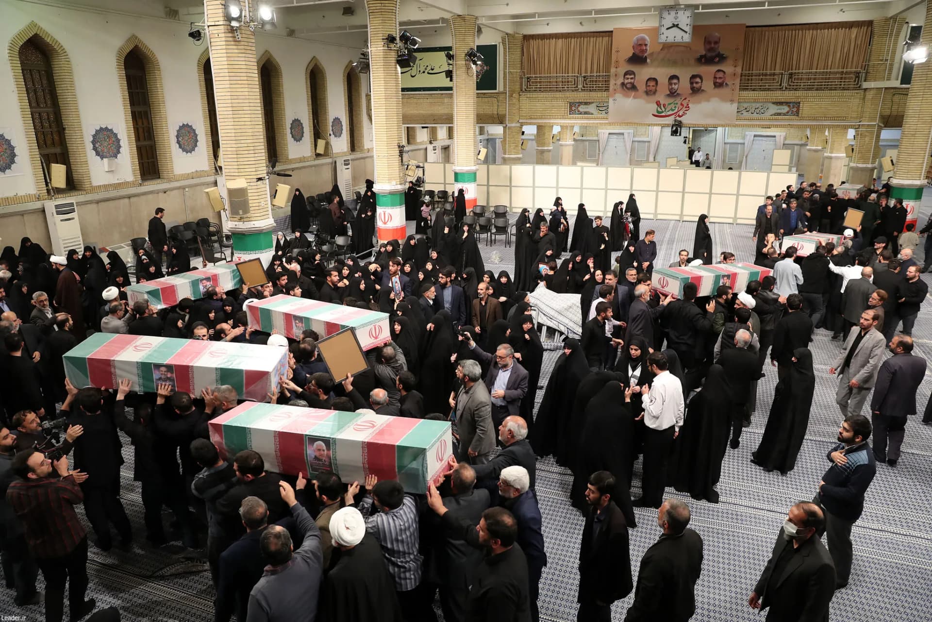 اقامه نماز رهبر انقلاب بر پیکر ۷ شهید راه قدس +تصاویر — تصویر 11