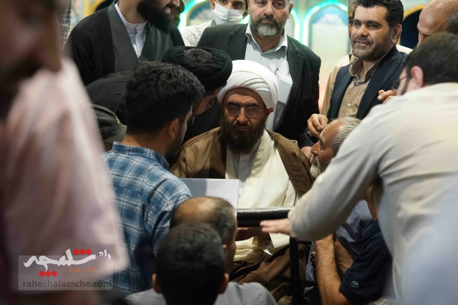 دیدار چهره به چهره امام جمعه موقت تهران با مردم +تصاویر — تصویر 17