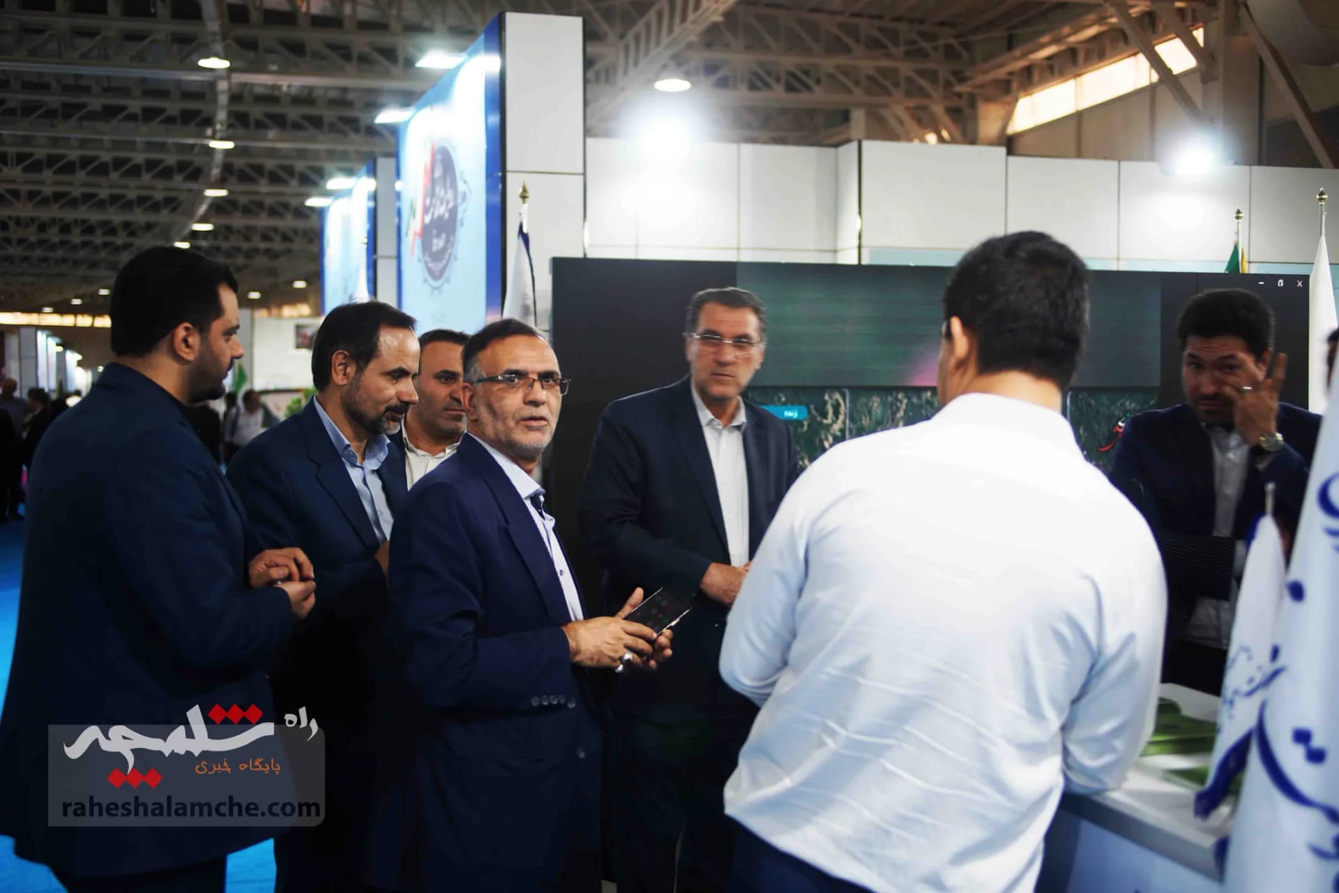 بازدید رئیس دفتر رئیس‌جمهور از غرفه معاونت ریاست جمهوری در امور مجلس +تصاویر — تصویر 30