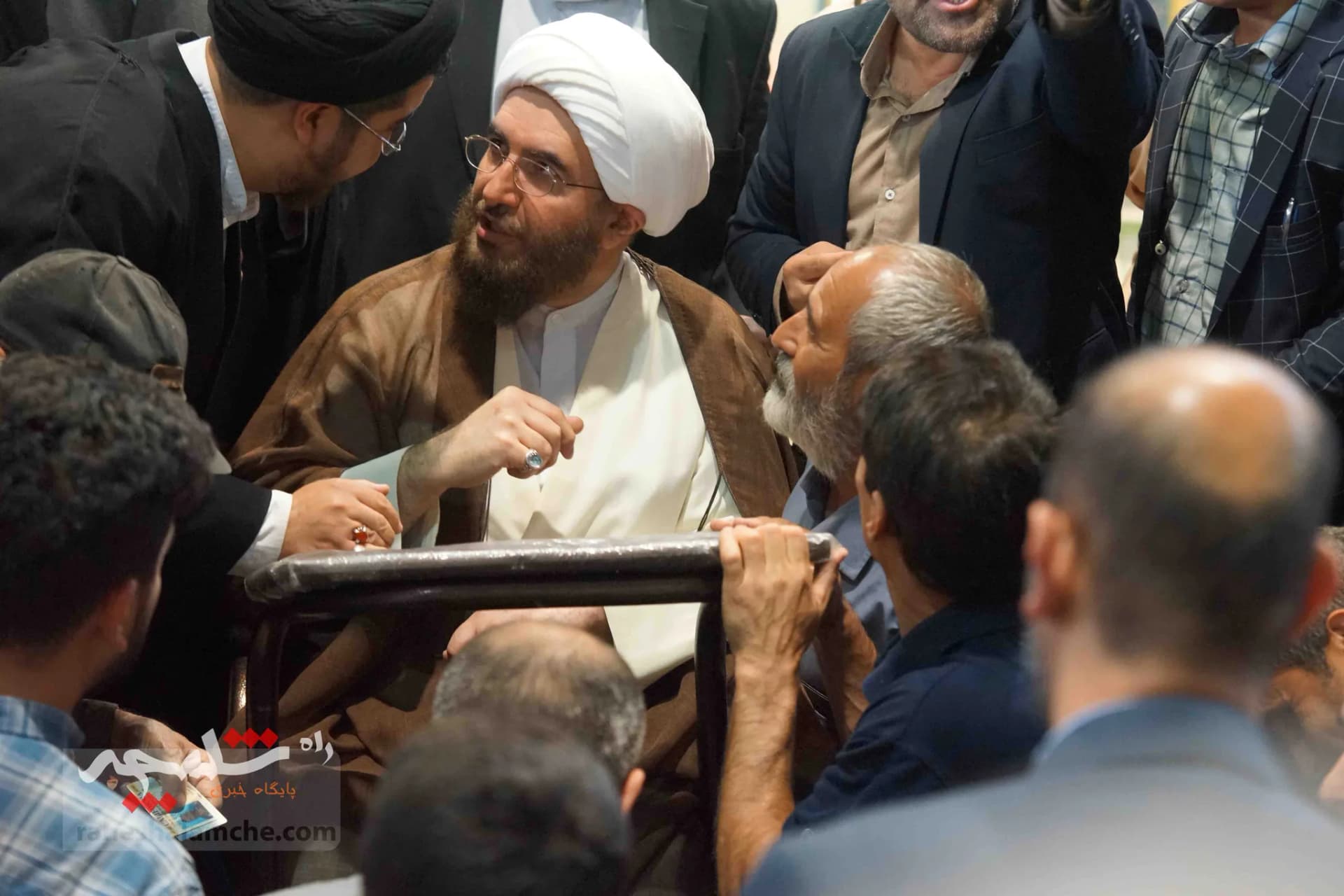 دیدار چهره به چهره امام جمعه موقت تهران با مردم +تصاویر — تصویر 19