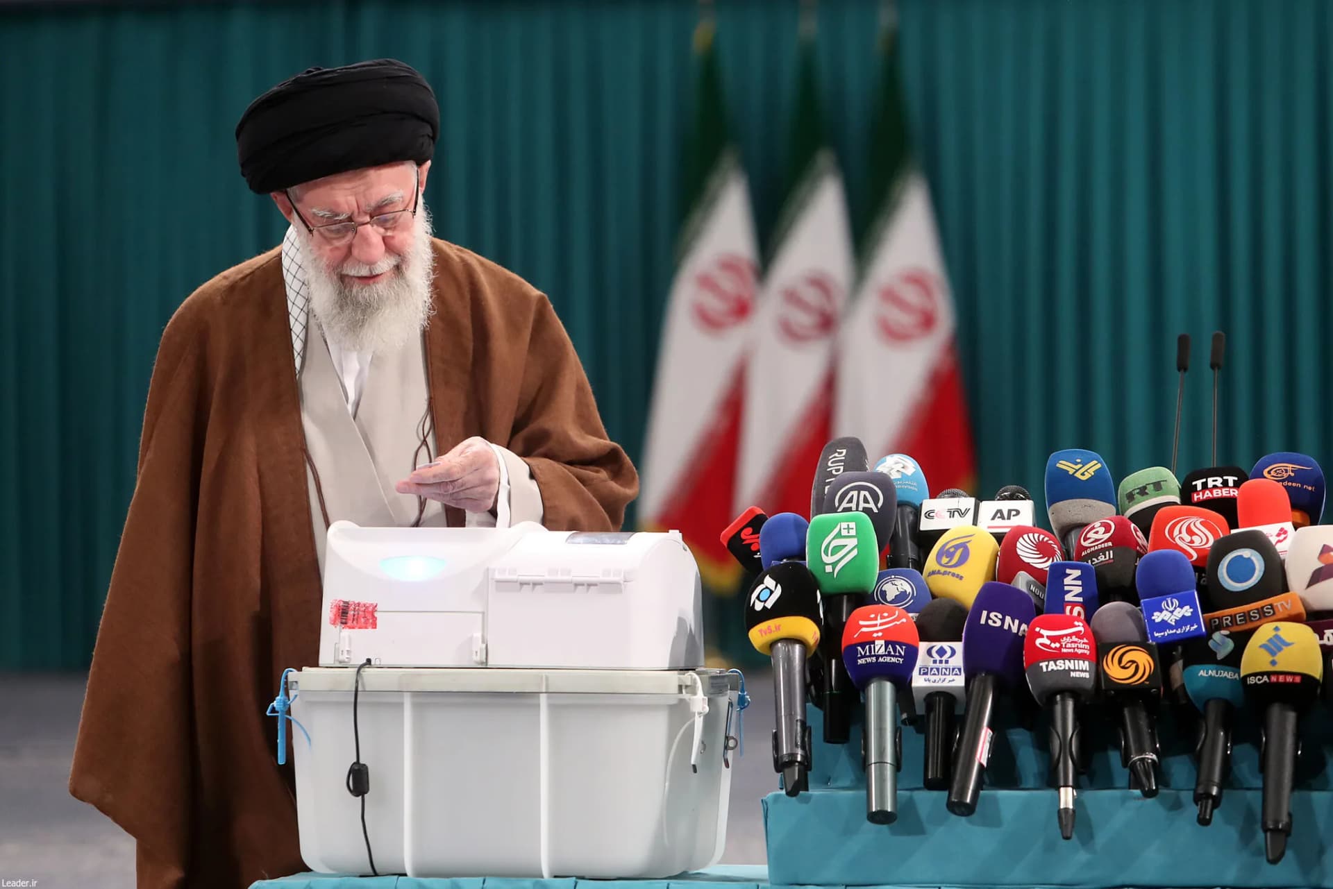 حضور رهبر انقلاب در مرحله دوم انتخابات مجلس شورای اسلامی +تصاویر — تصویر 14