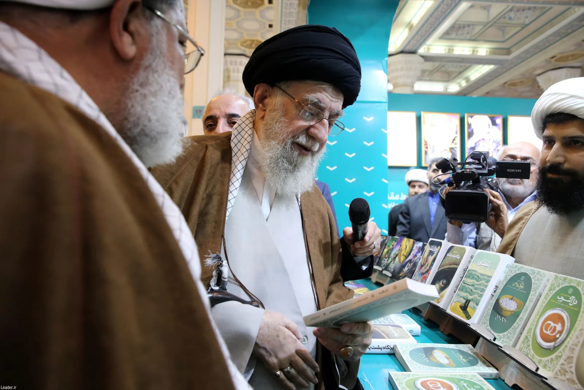 گزارش تصویری بازدید رهبر انقلاب از نمایشگاه کتاب — تصویر 19