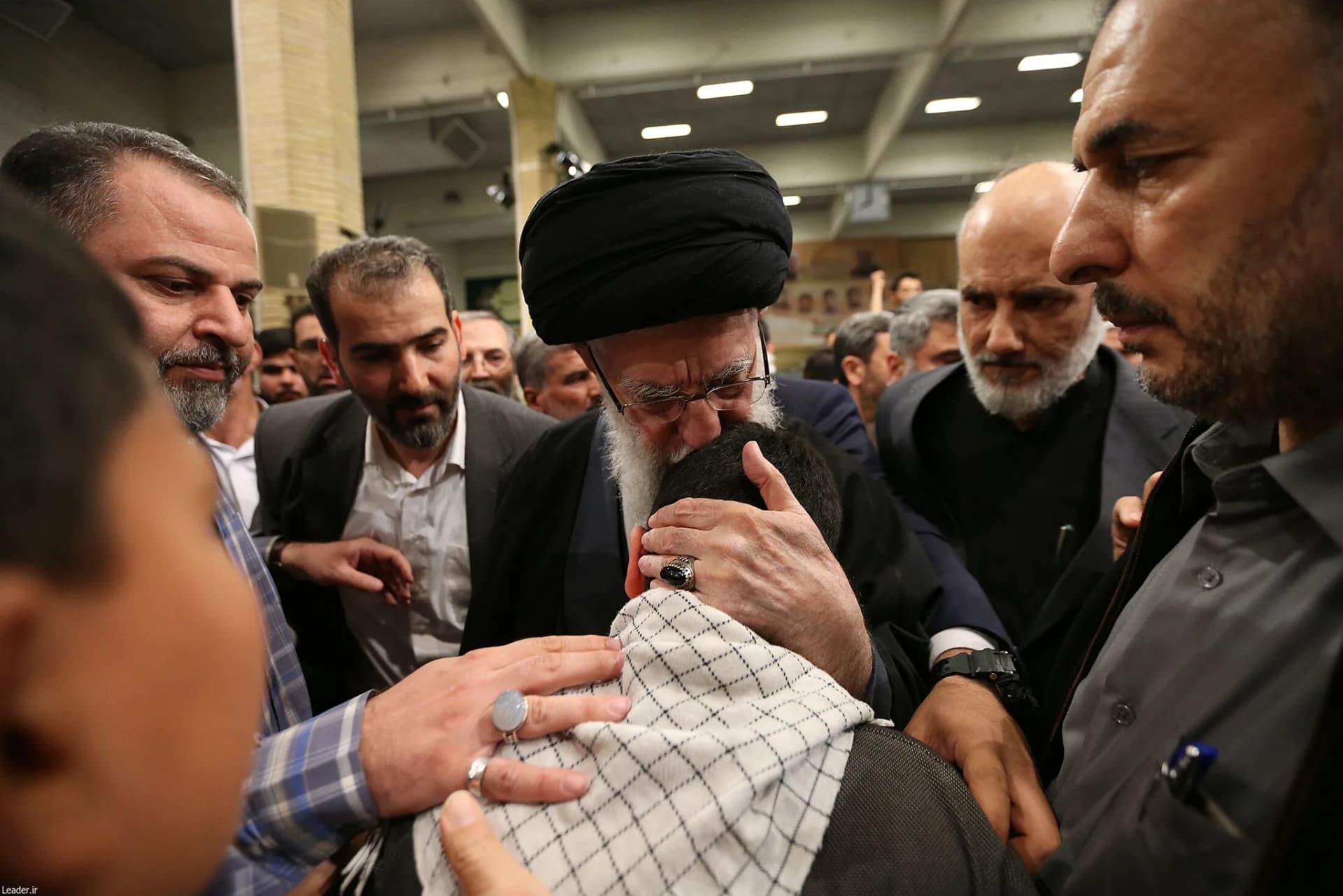 اقامه نماز رهبر انقلاب بر پیکر ۷ شهید راه قدس +تصاویر — تصویر 7