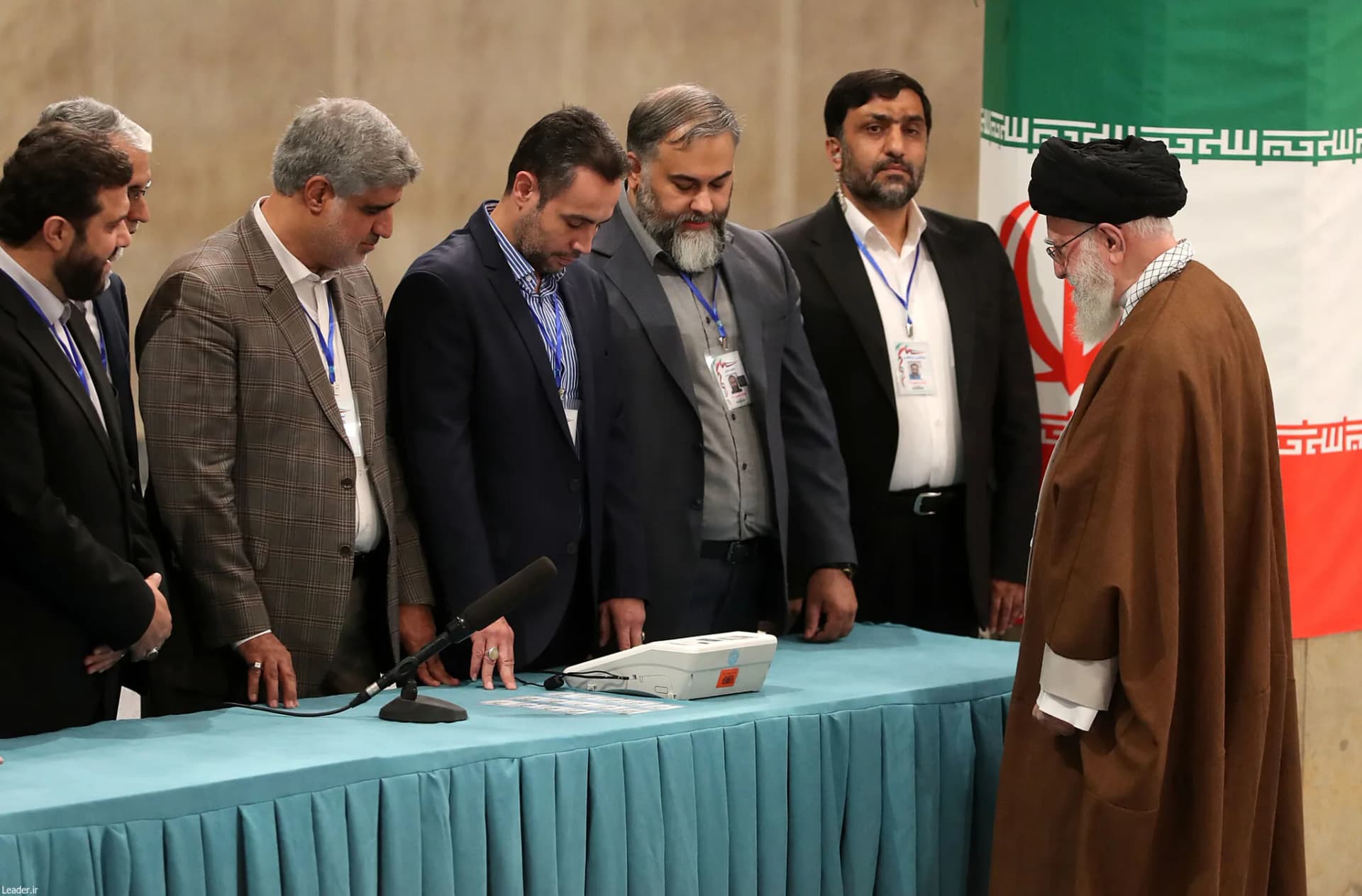حضور رهبر انقلاب در مرحله دوم انتخابات مجلس شورای اسلامی +تصاویر — تصویر 37