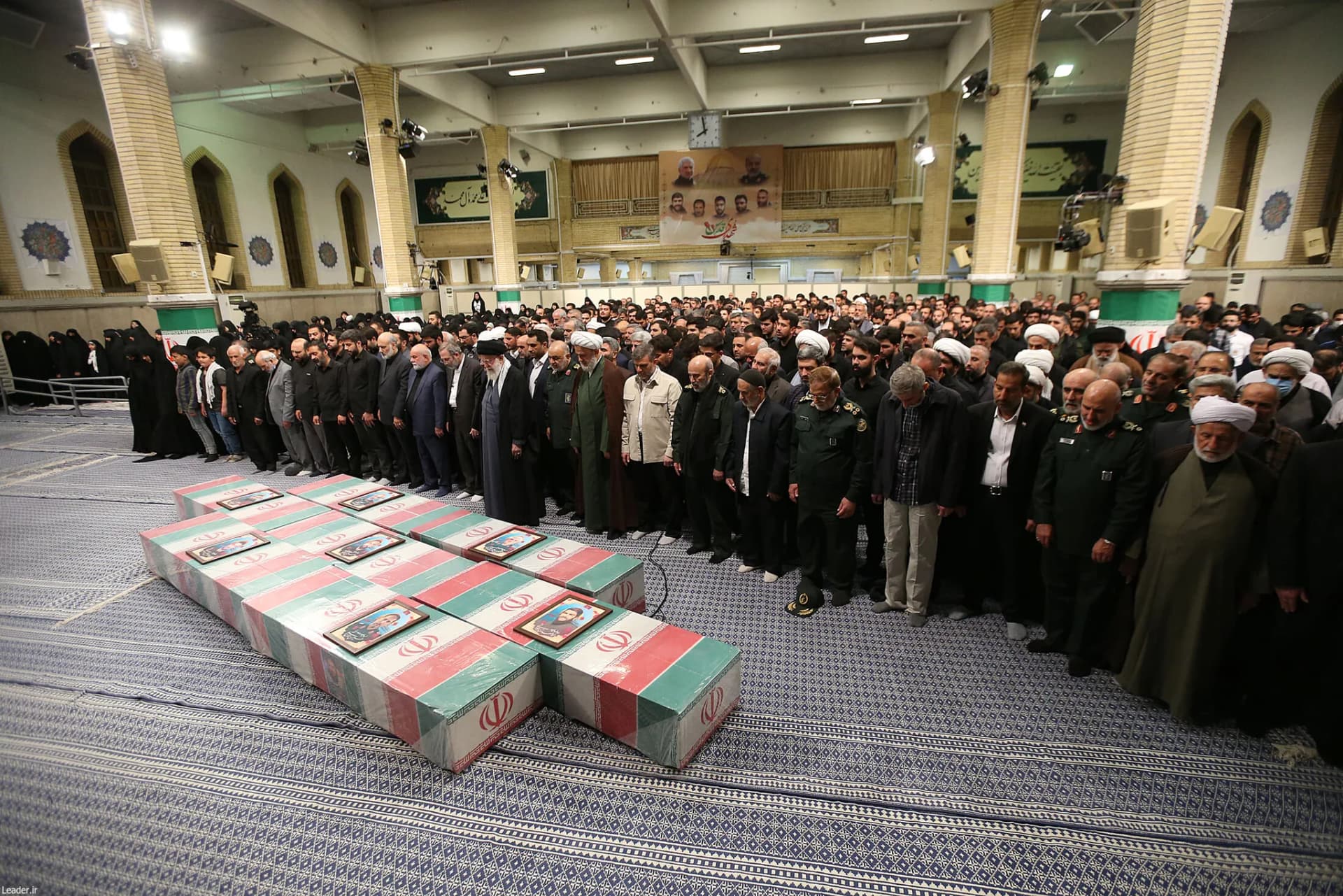 اقامه نماز رهبر انقلاب بر پیکر ۷ شهید راه قدس +تصاویر — تصویر 23