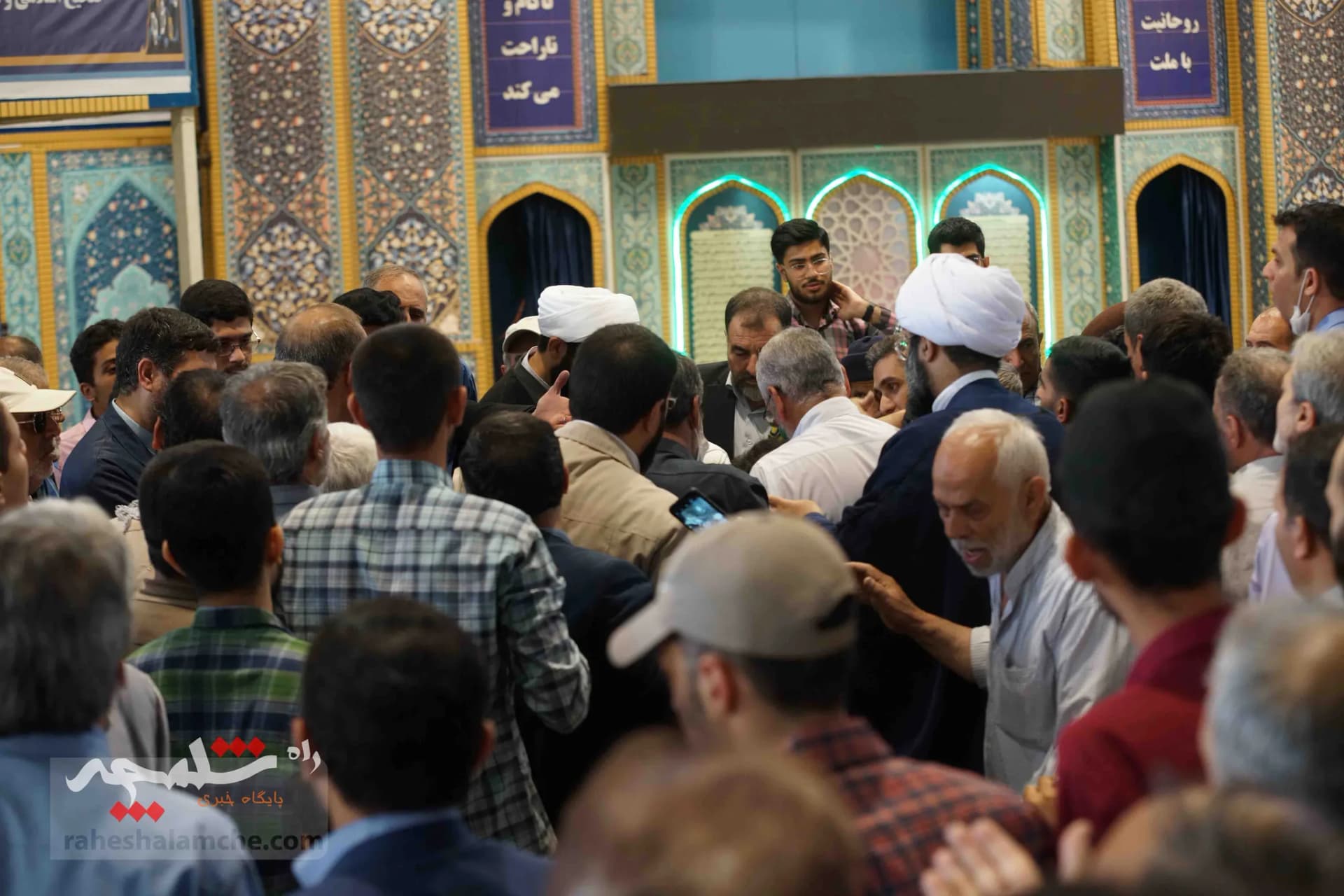 دیدار چهره به چهره امام جمعه موقت تهران با مردم +تصاویر — تصویر 11