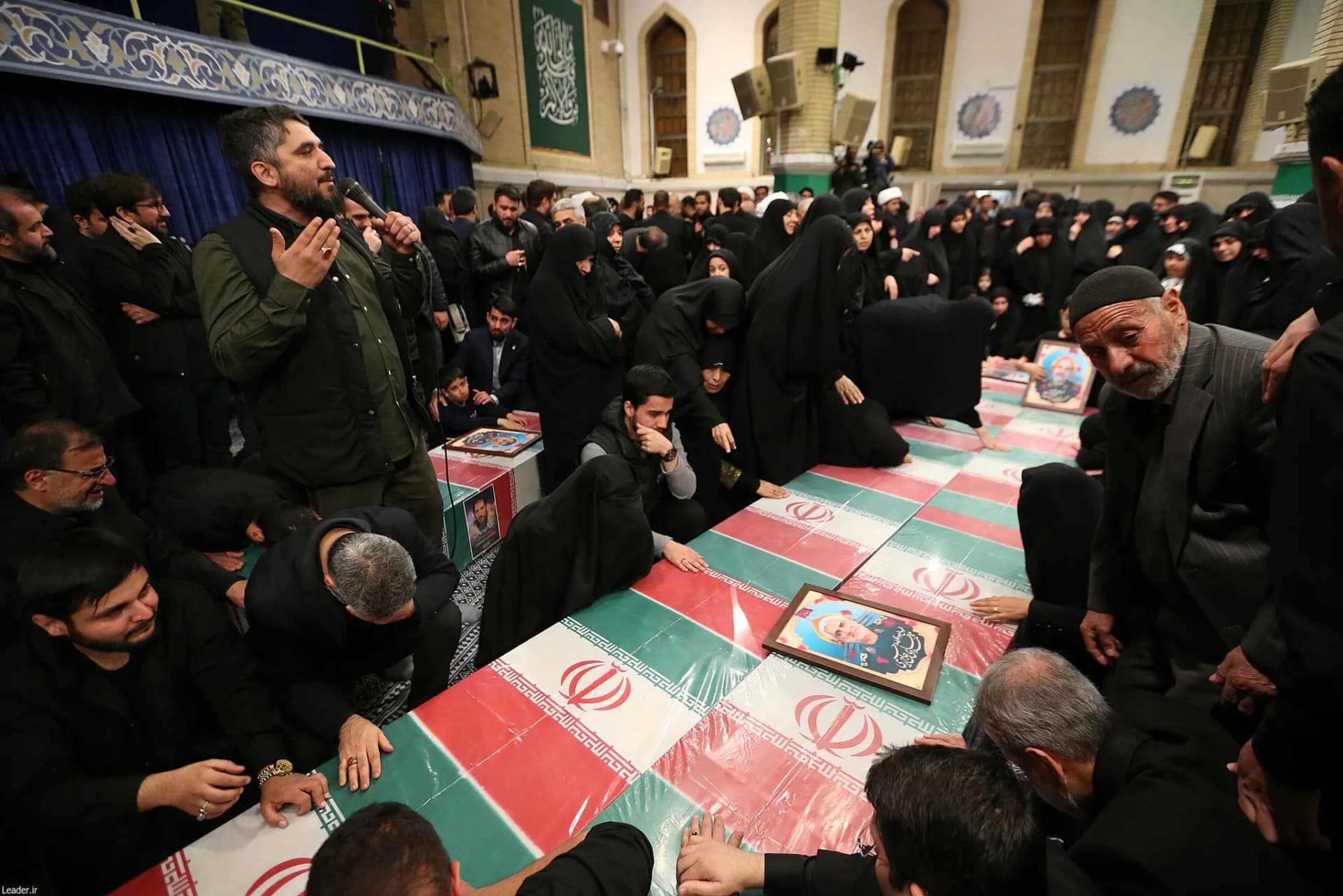 اقامه نماز رهبر انقلاب بر پیکر ۷ شهید راه قدس +تصاویر — تصویر 17
