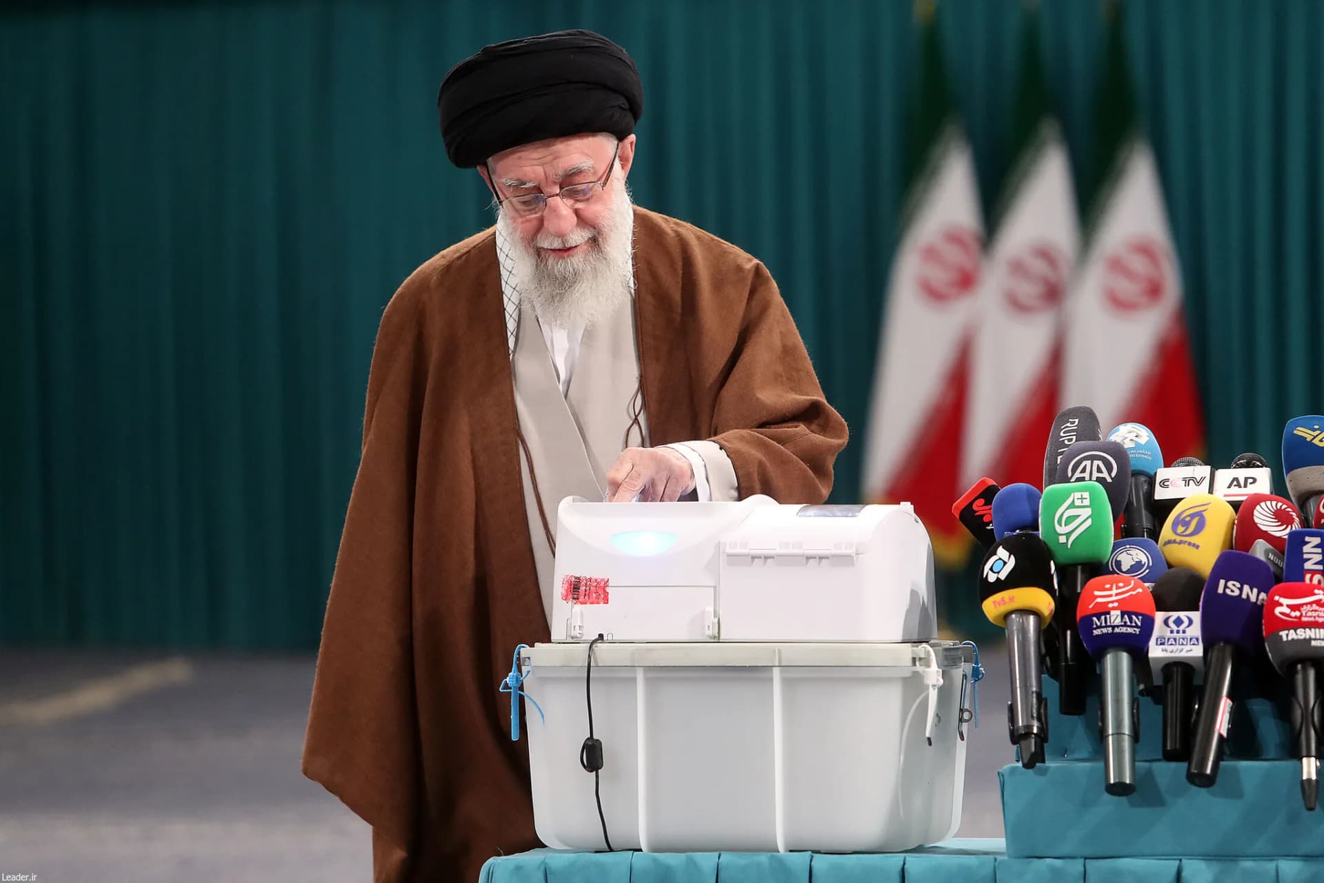 حضور رهبر انقلاب در مرحله دوم انتخابات مجلس شورای اسلامی +تصاویر — تصویر 35