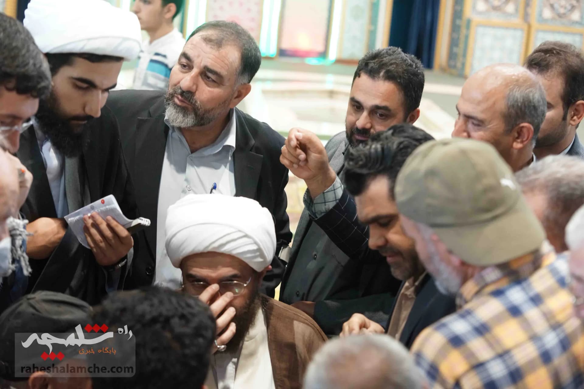 دیدار چهره به چهره امام جمعه موقت تهران با مردم +تصاویر — تصویر 31
