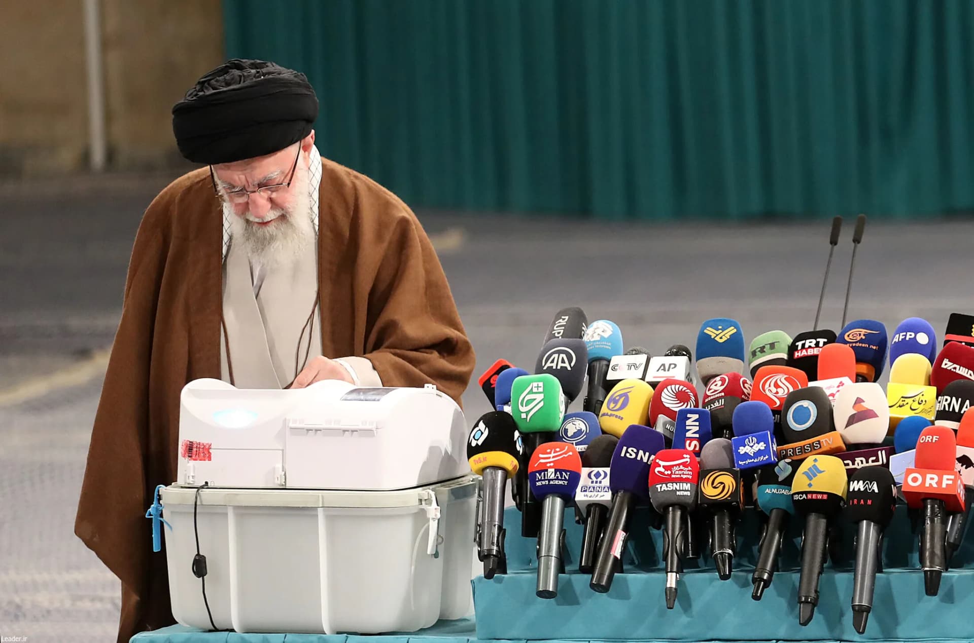 حضور رهبر انقلاب در مرحله دوم انتخابات مجلس شورای اسلامی +تصاویر — تصویر 10