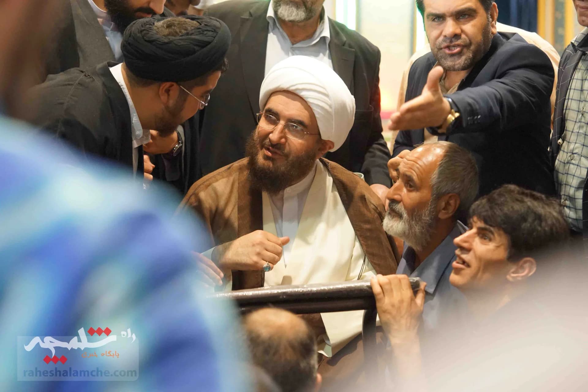 دیدار چهره به چهره امام جمعه موقت تهران با مردم +تصاویر — تصویر 18