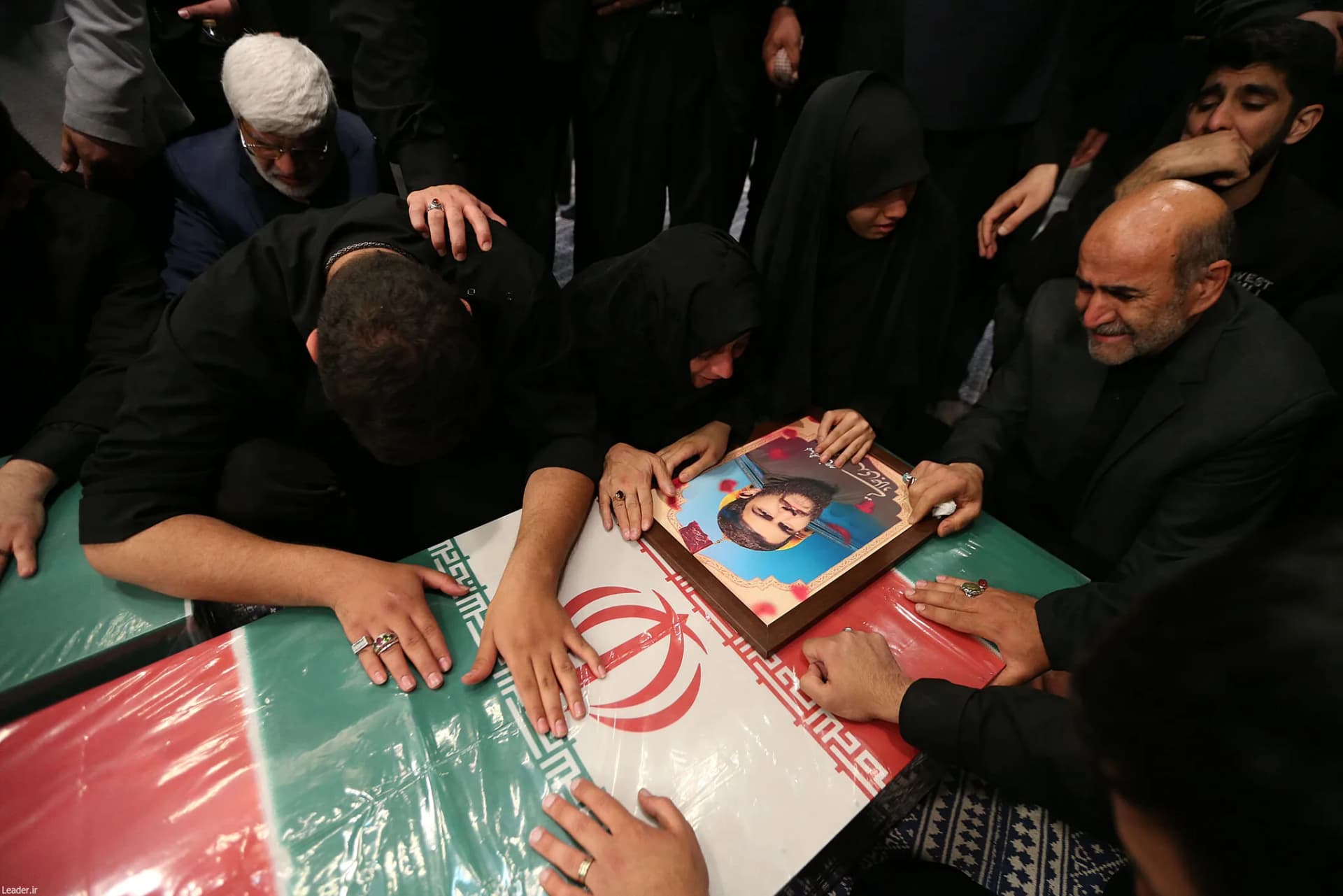 اقامه نماز رهبر انقلاب بر پیکر ۷ شهید راه قدس +تصاویر — تصویر 34