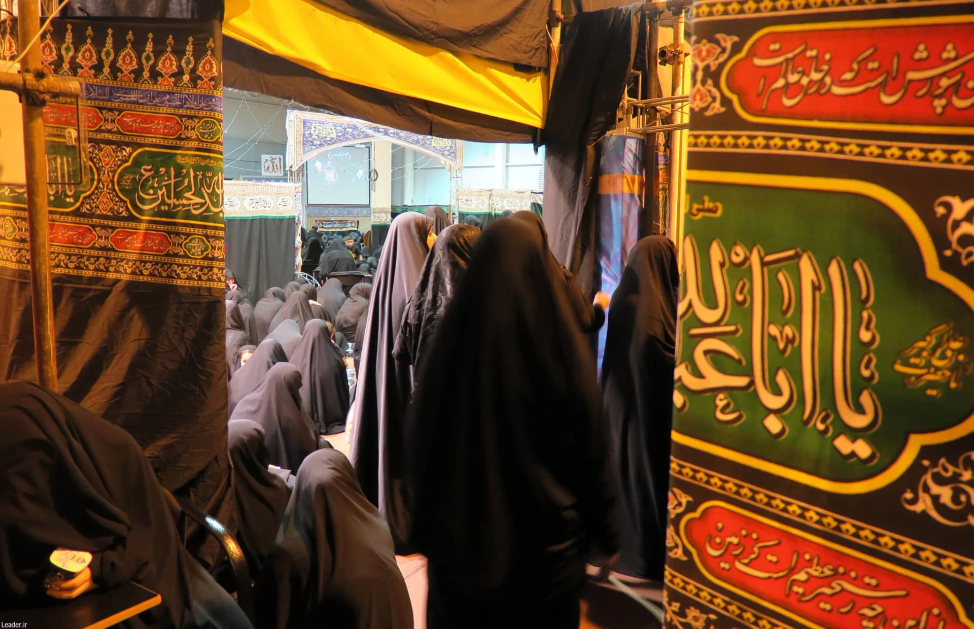 مراسم عزاداری شب تاسوعای حسینی با حضور رهبر انقلاب +تصاویر — تصویر 76