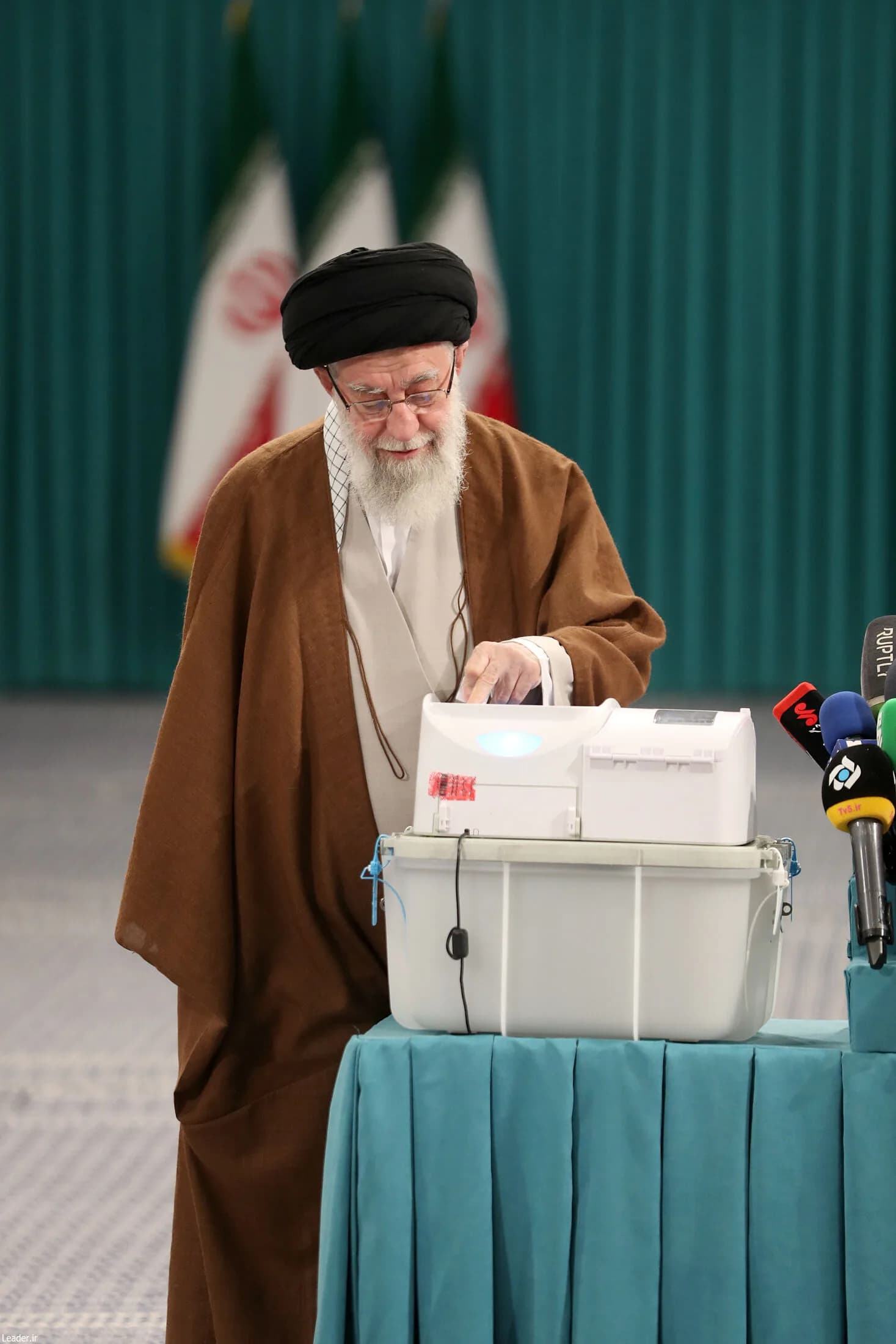 حضور رهبر انقلاب در مرحله دوم انتخابات مجلس شورای اسلامی +تصاویر — تصویر 38