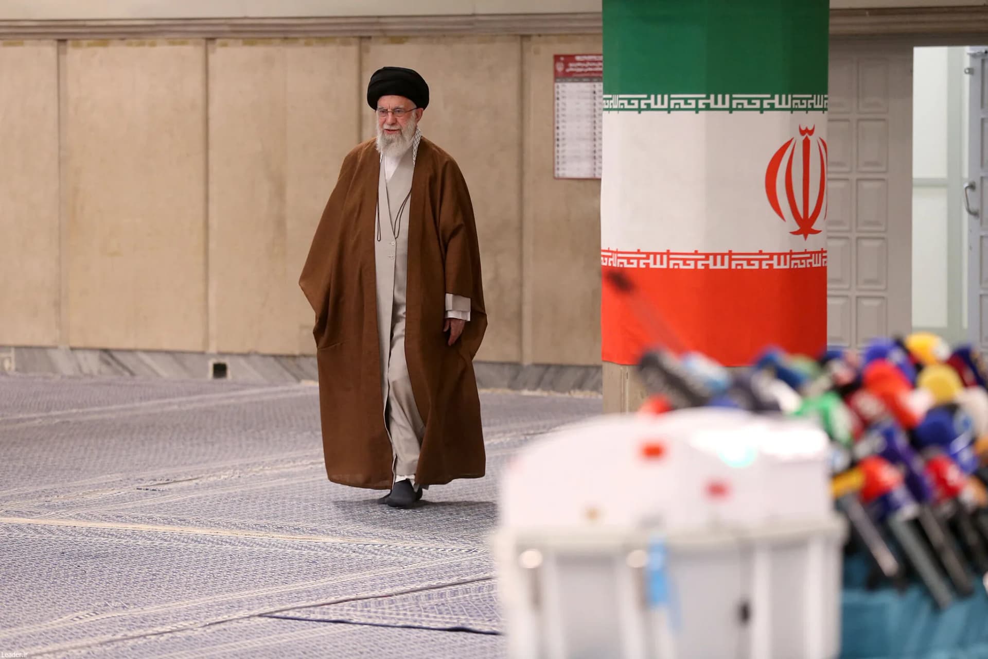 حضور رهبر انقلاب در مرحله دوم انتخابات مجلس شورای اسلامی +تصاویر — تصویر 22