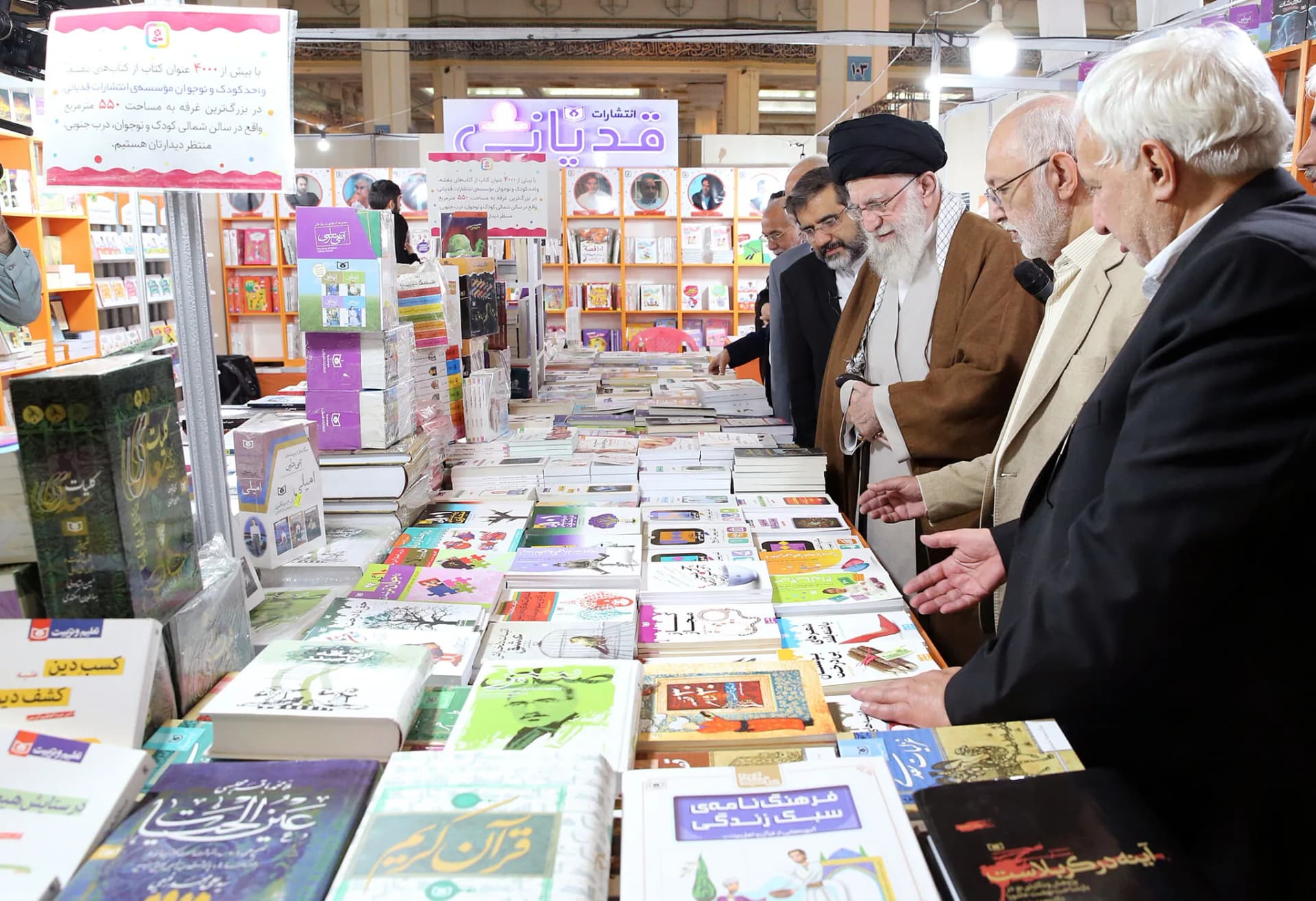 گزارش تصویری بازدید رهبر انقلاب از نمایشگاه کتاب — تصویر 6
