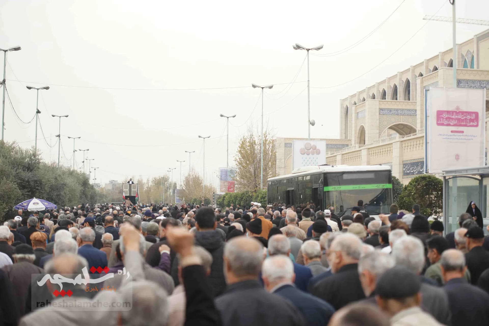تصاویر نماز جمعه تهران در اولین روز زمستان 1402 — تصویر 57