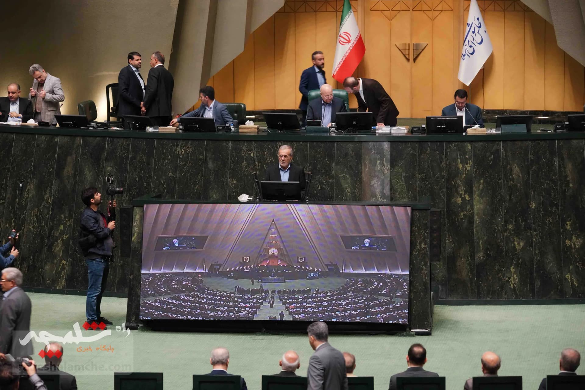 پزشکیان با حضور در خانه ملت، لایحه بودجه 1404 را تقدیم مجلس کرد +تصاویر — تصویر 13