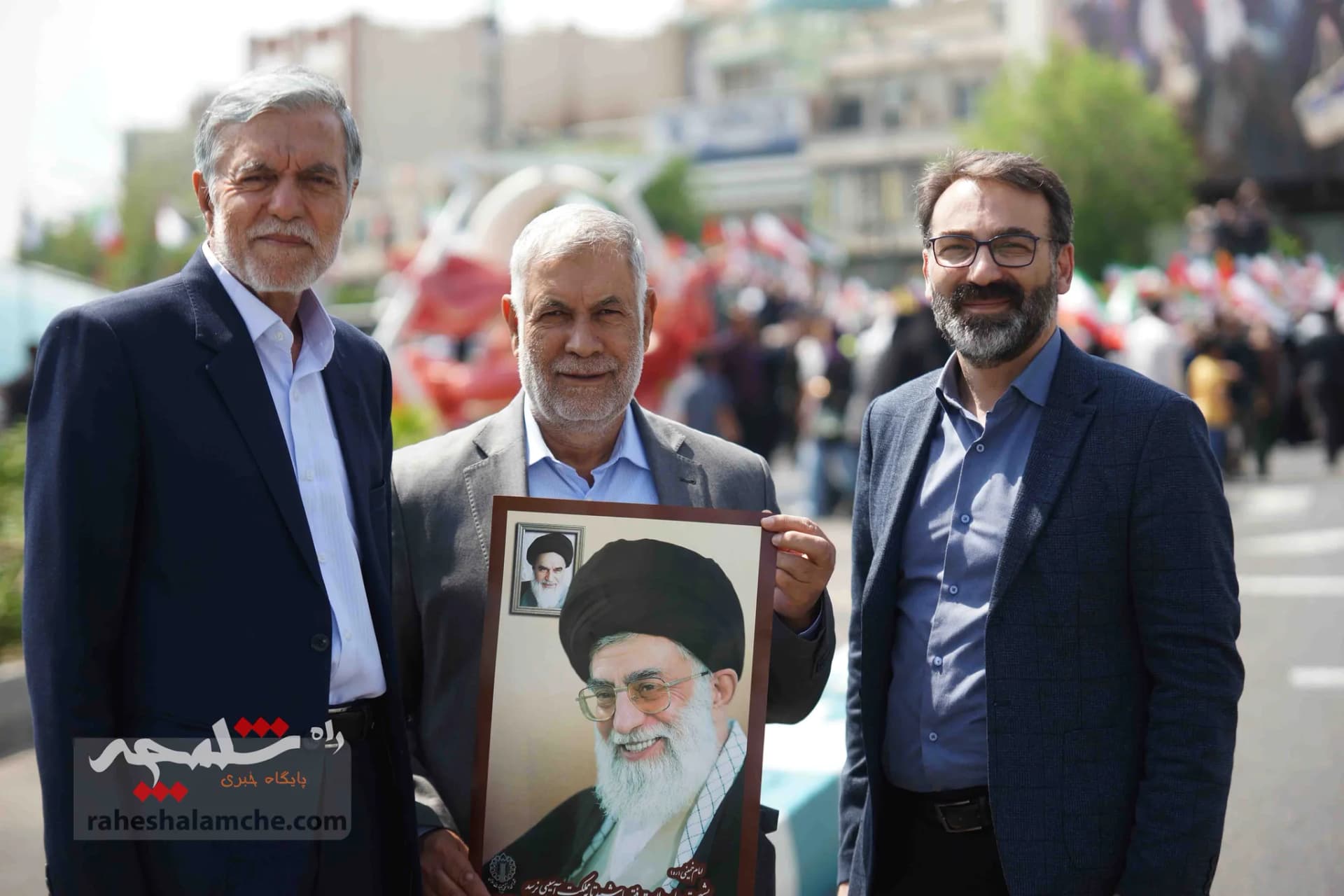 تقدیر نمازگزاران تهرانی از اجرای عملیات «وعده صادق» +تصاویر — تصویر 22