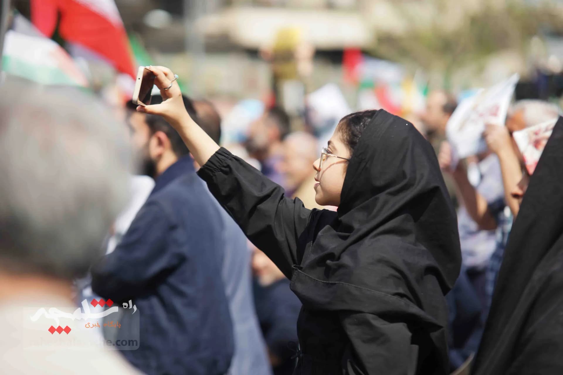 تقدیر نمازگزاران تهرانی از اجرای عملیات «وعده صادق» +تصاویر — تصویر 31