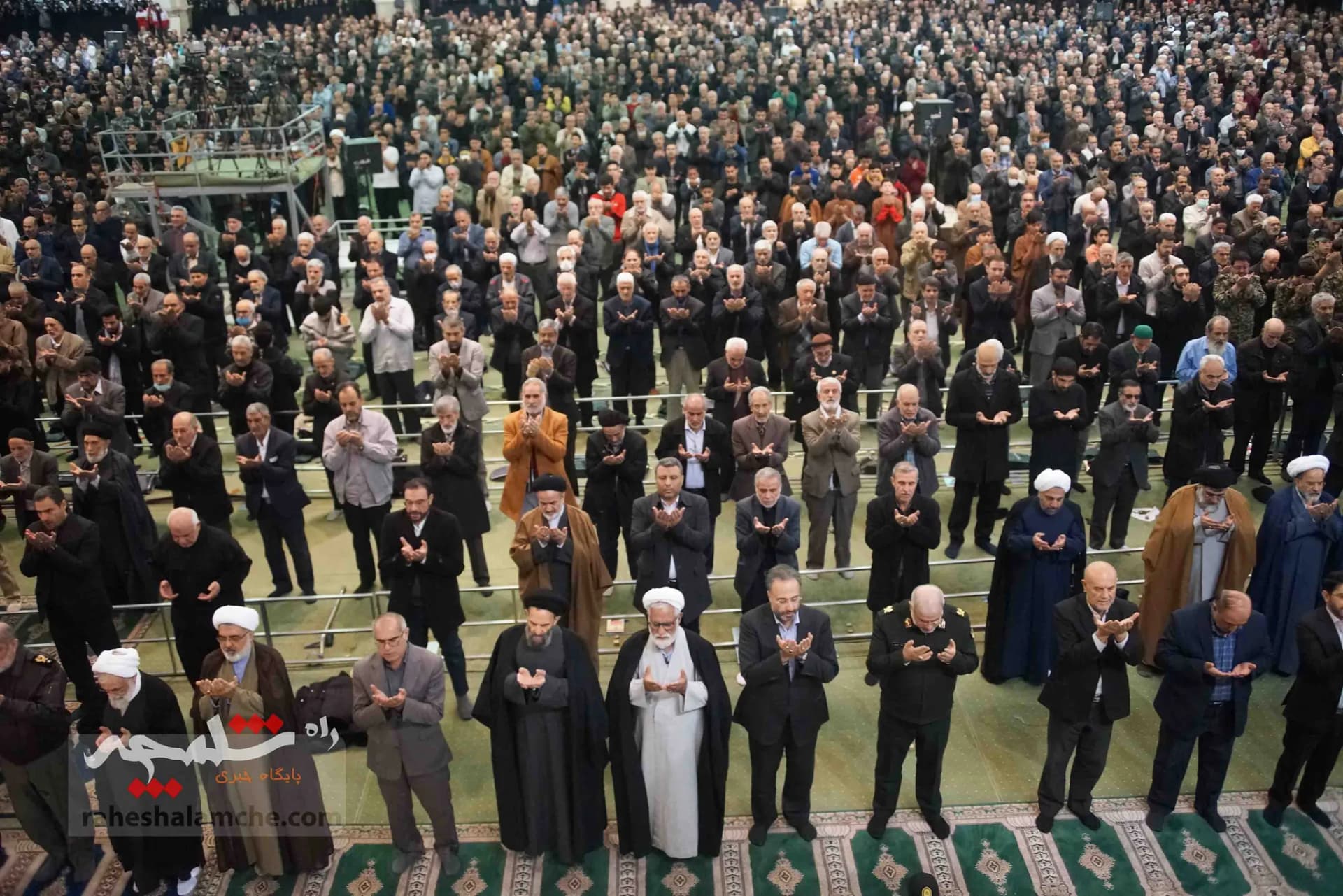 تصاویر نماز جمعه تهران در اولین روز زمستان 1402 — تصویر 38