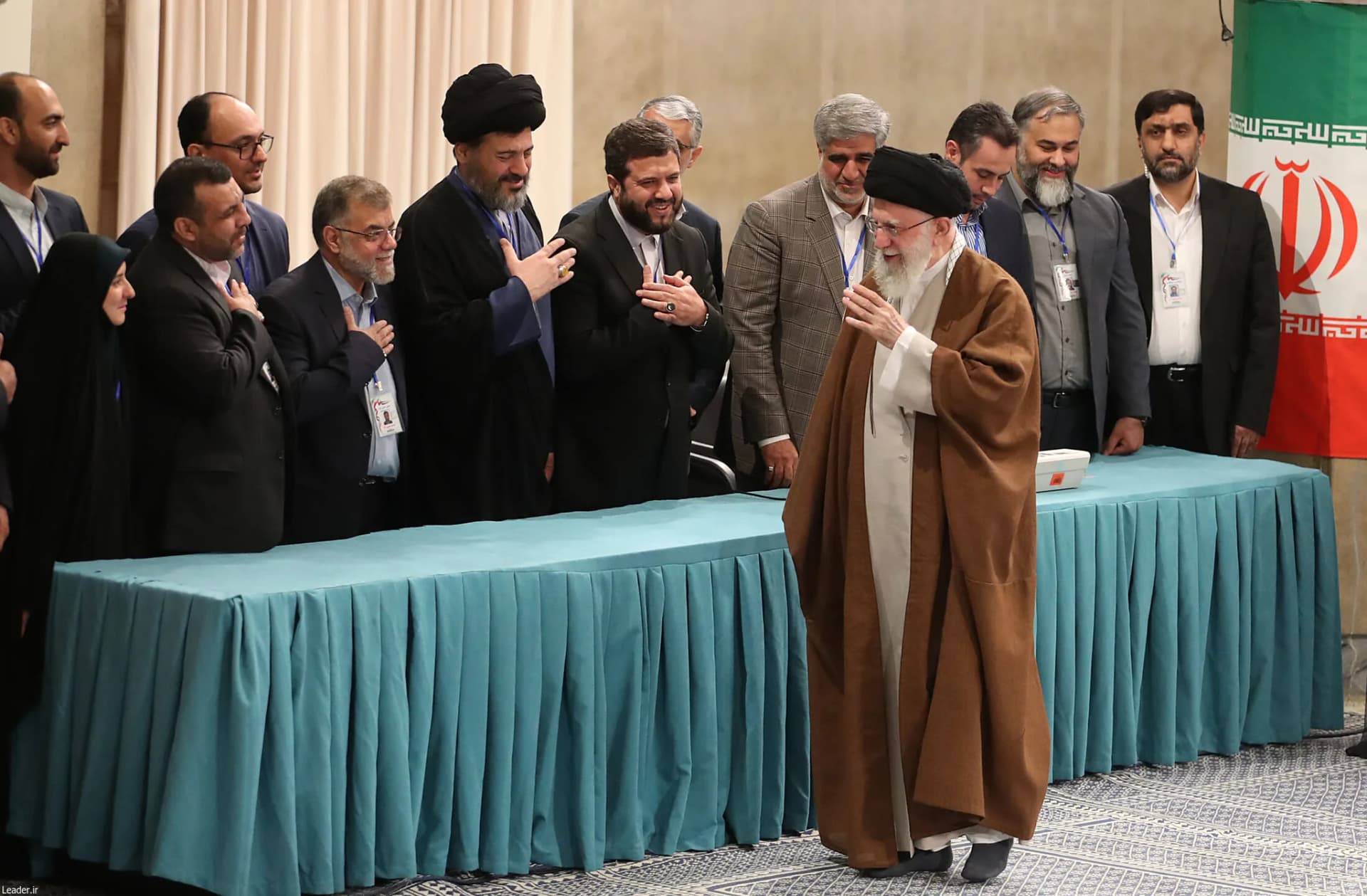 حضور رهبر انقلاب در مرحله دوم انتخابات مجلس شورای اسلامی +تصاویر — تصویر 28