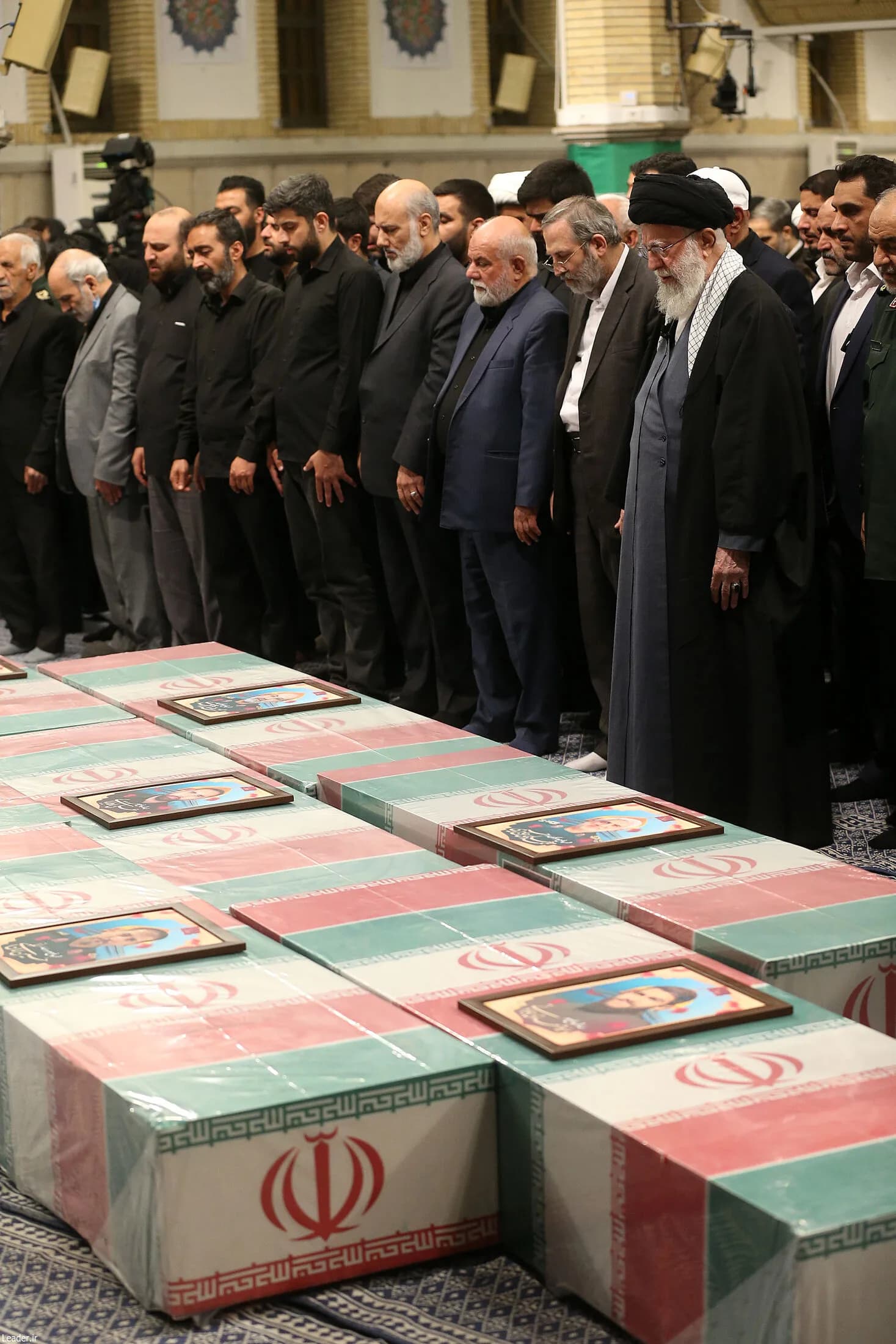 اقامه نماز رهبر انقلاب بر پیکر ۷ شهید راه قدس +تصاویر — تصویر 24