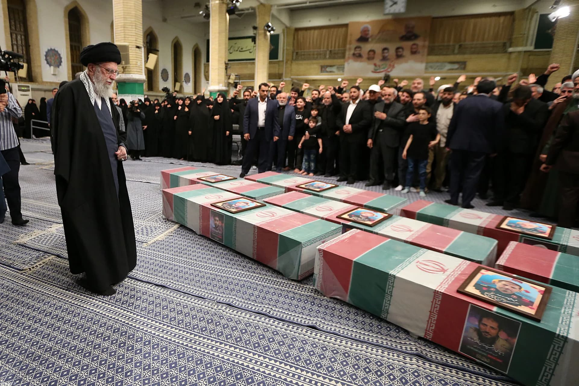 اقامه نماز رهبر انقلاب بر پیکر ۷ شهید راه قدس +تصاویر — تصویر 18
