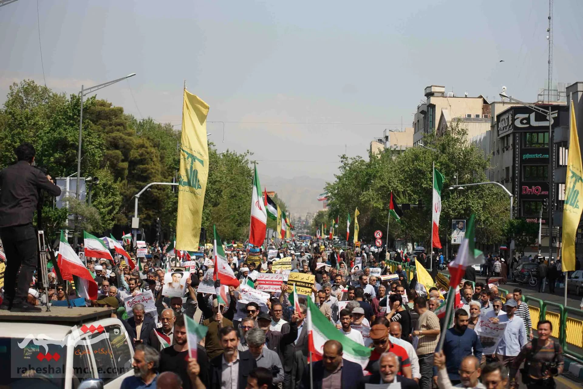 تقدیر نمازگزاران تهرانی از اجرای عملیات «وعده صادق» +تصاویر — تصویر 18